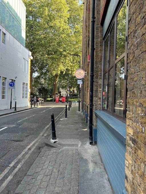 1 bed flat with view of vibrant Hoxton Square