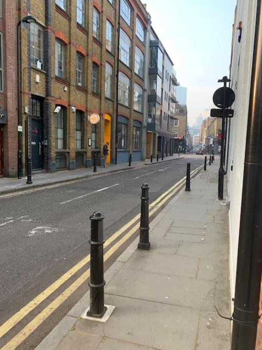 1 bed flat with view of vibrant Hoxton Square