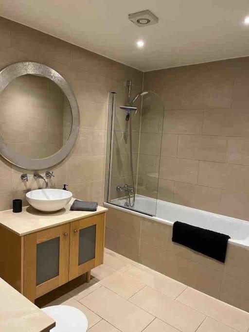 1 bed flat with view of vibrant Hoxton Square