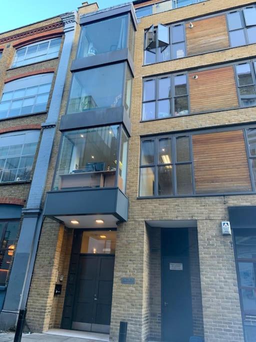 1 bed flat with view of vibrant Hoxton Square