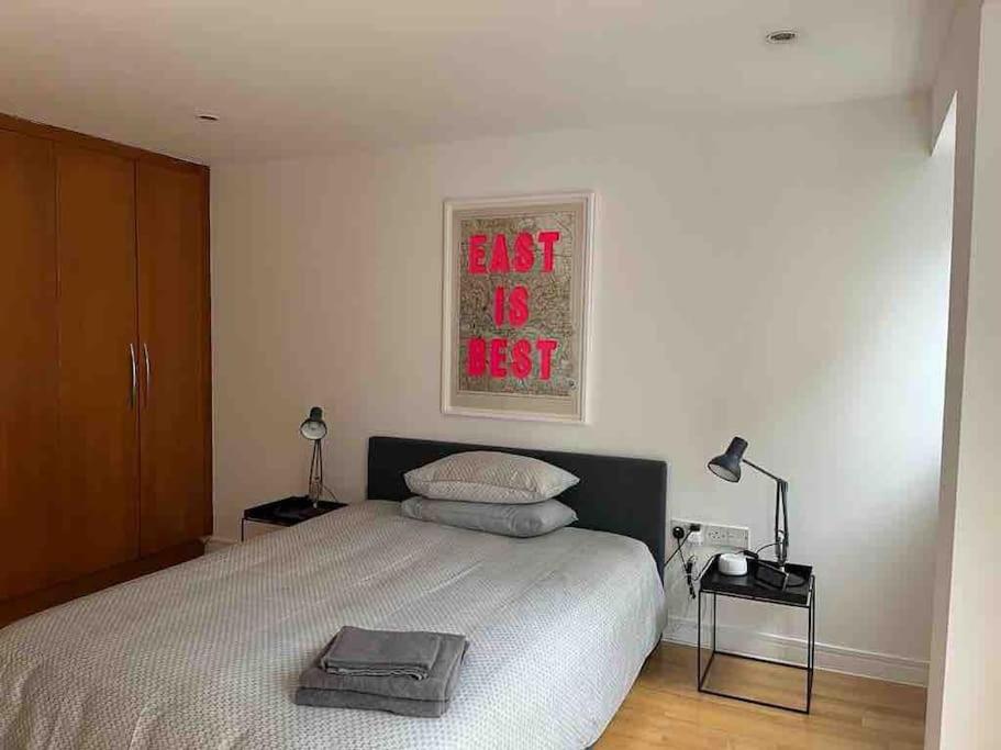 1 bed flat with view of vibrant Hoxton Square
