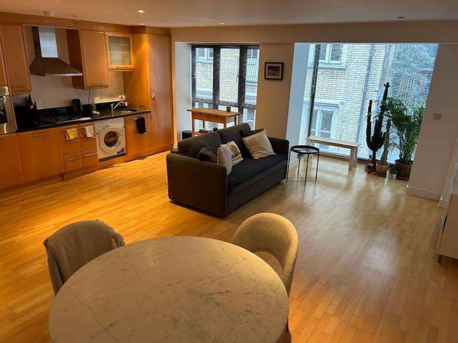 1 bed flat with view of vibrant Hoxton Square