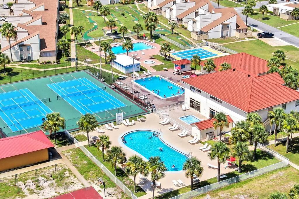 Lazy Palm 4 Pools Short Walk To Beach! Sleeps 5! view 3
