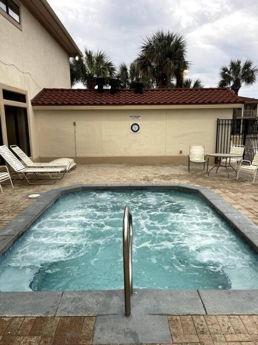 Lazy Palm 4 Pools Short Walk To Beach! Sleeps 5! view 5