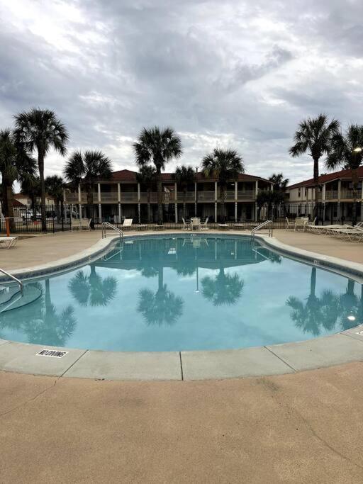 Lazy Palm 4 Pools Short Walk To Beach! Sleeps 5! view 4