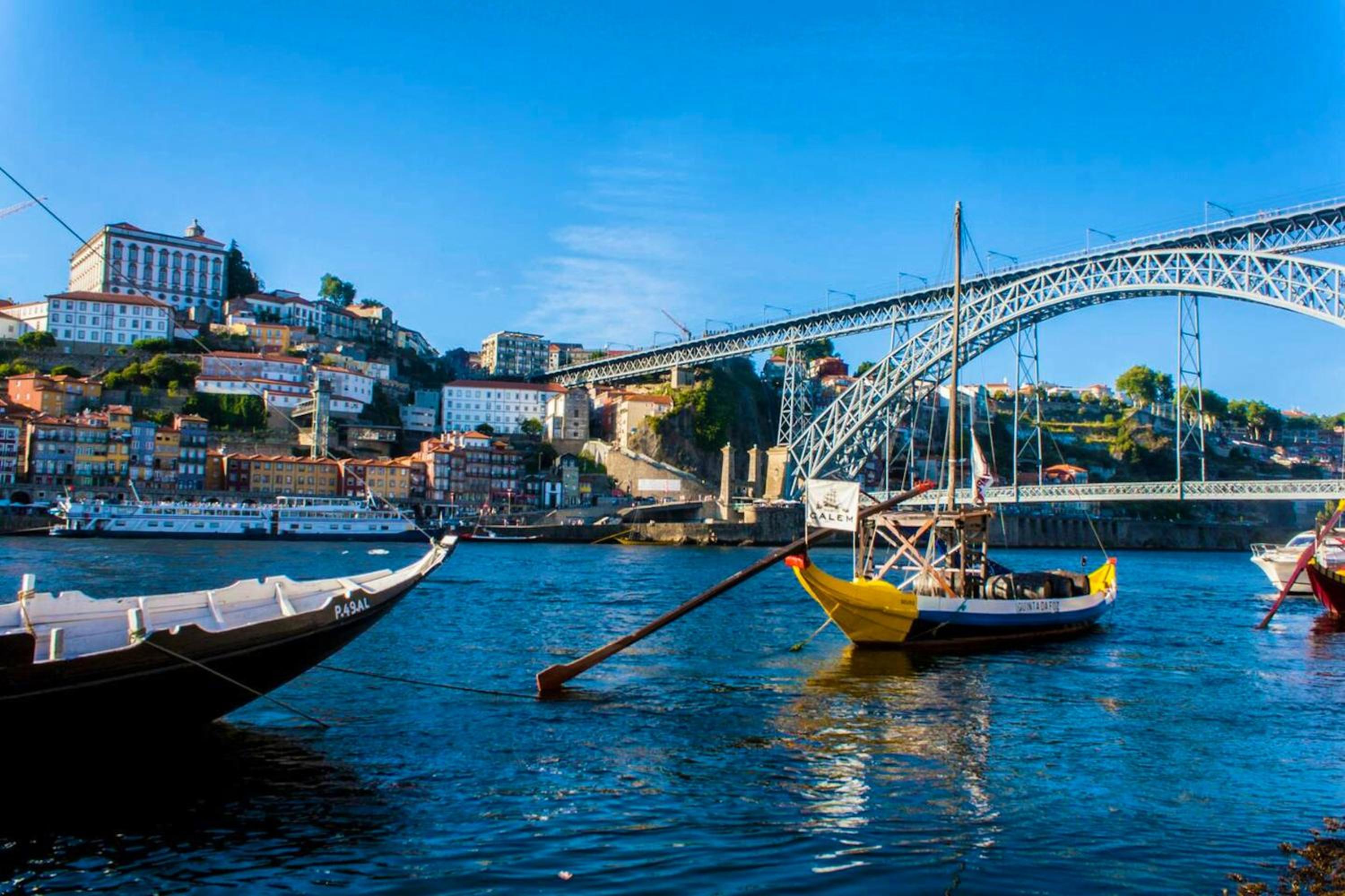 Spacious Apartment in Porto with Terrace view 5