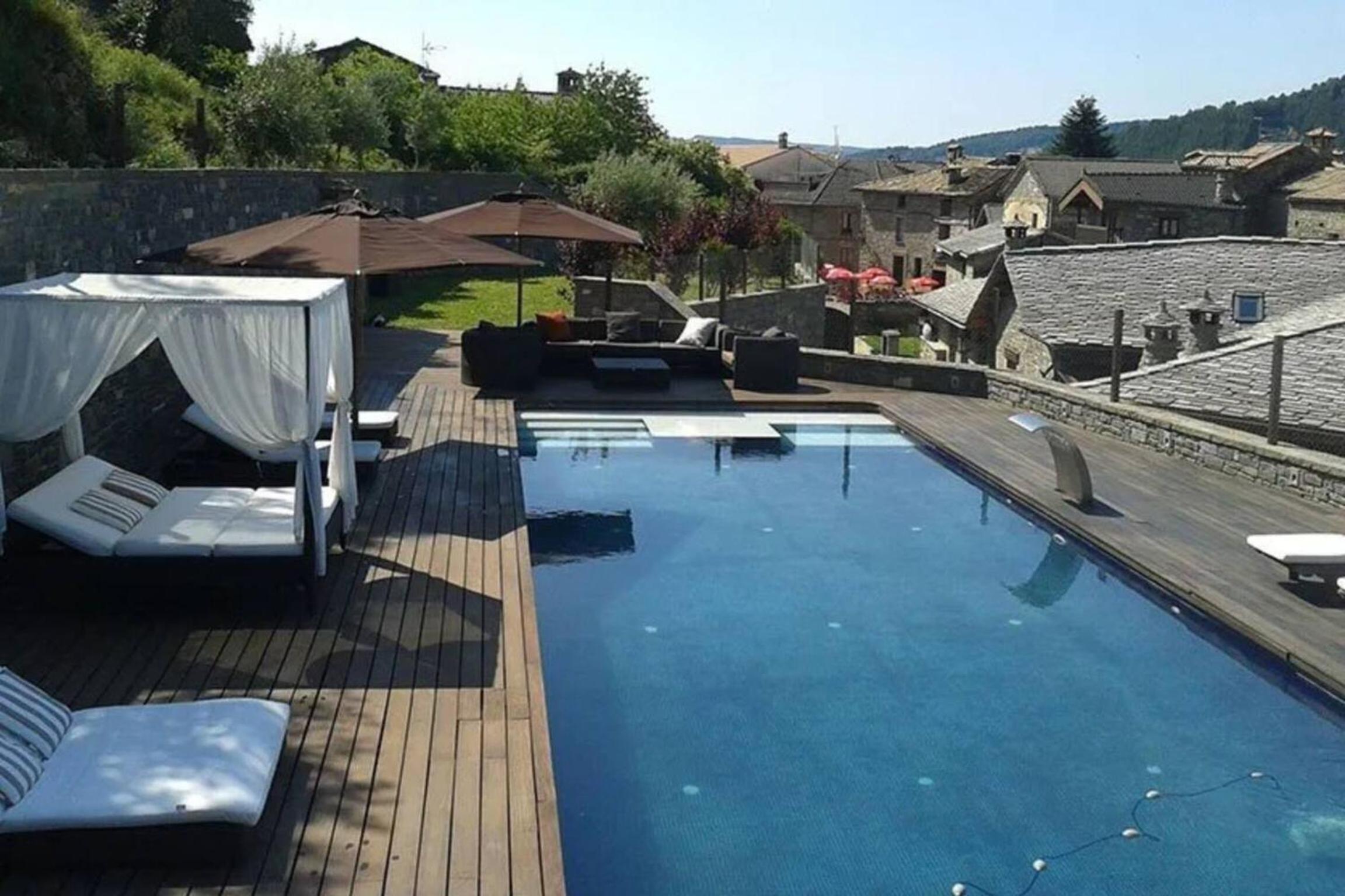 Romantic retreat with jacuzzi in Boltana