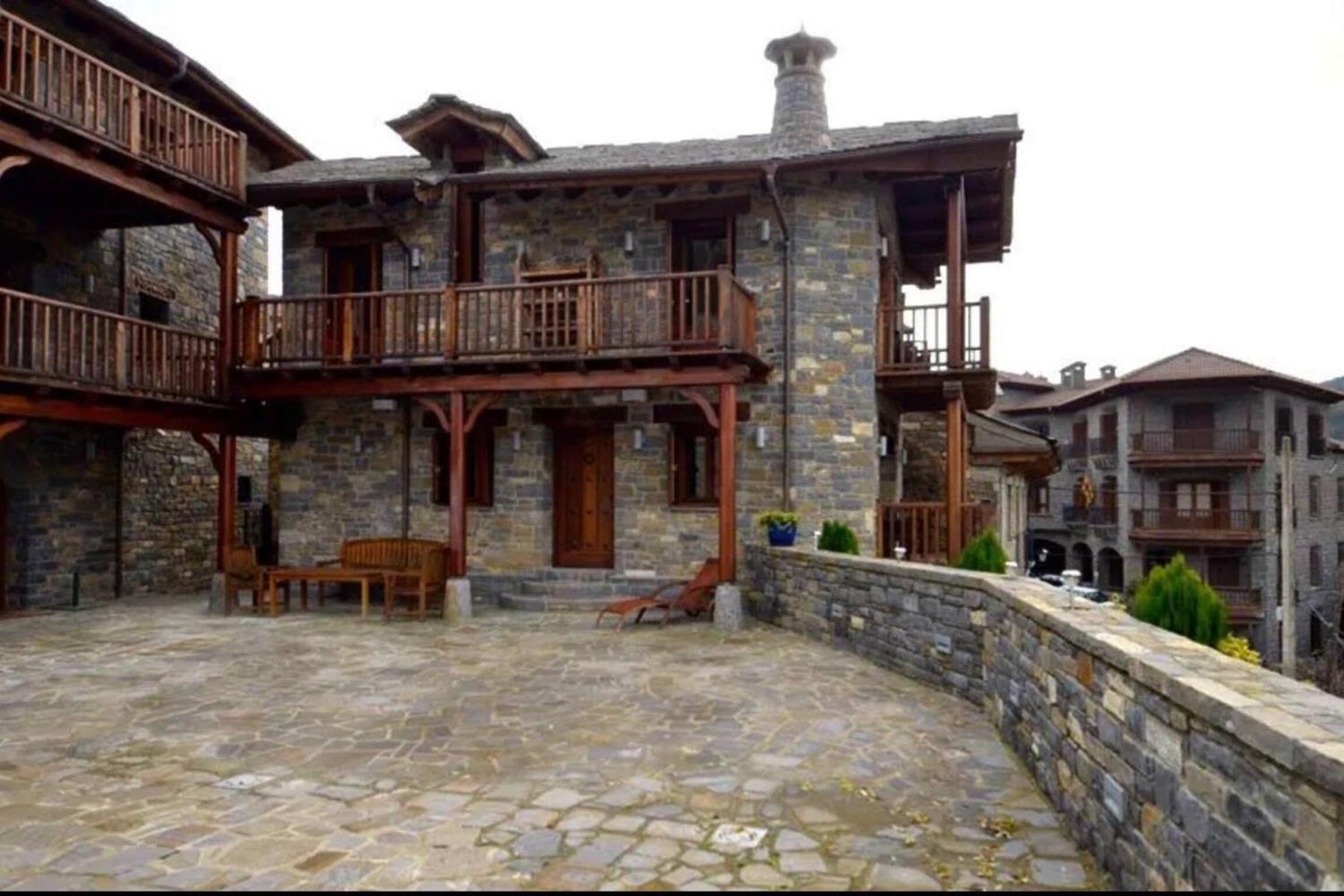 Romantic retreat with jacuzzi in Boltana