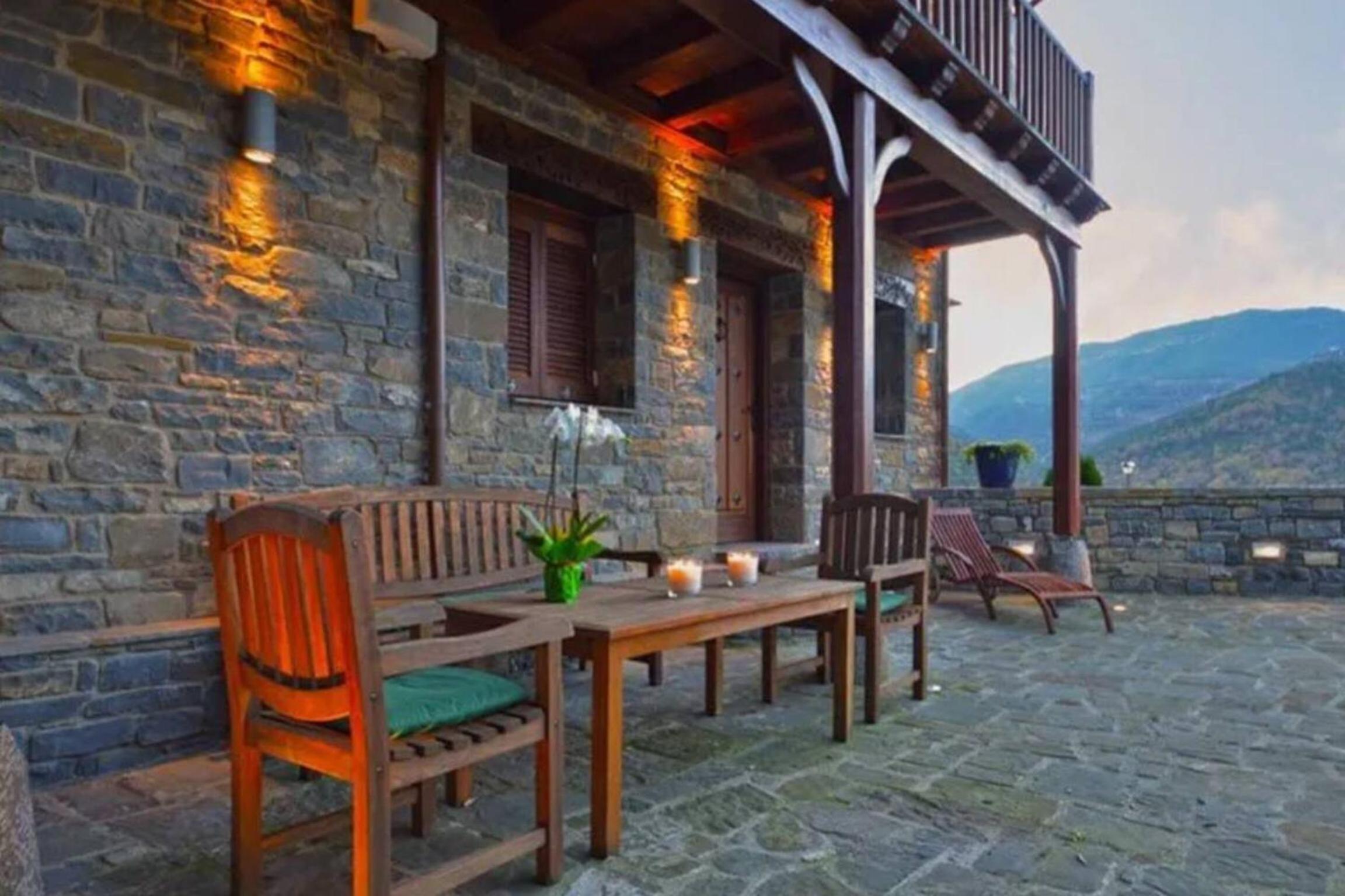 Romantic retreat with jacuzzi in Boltana