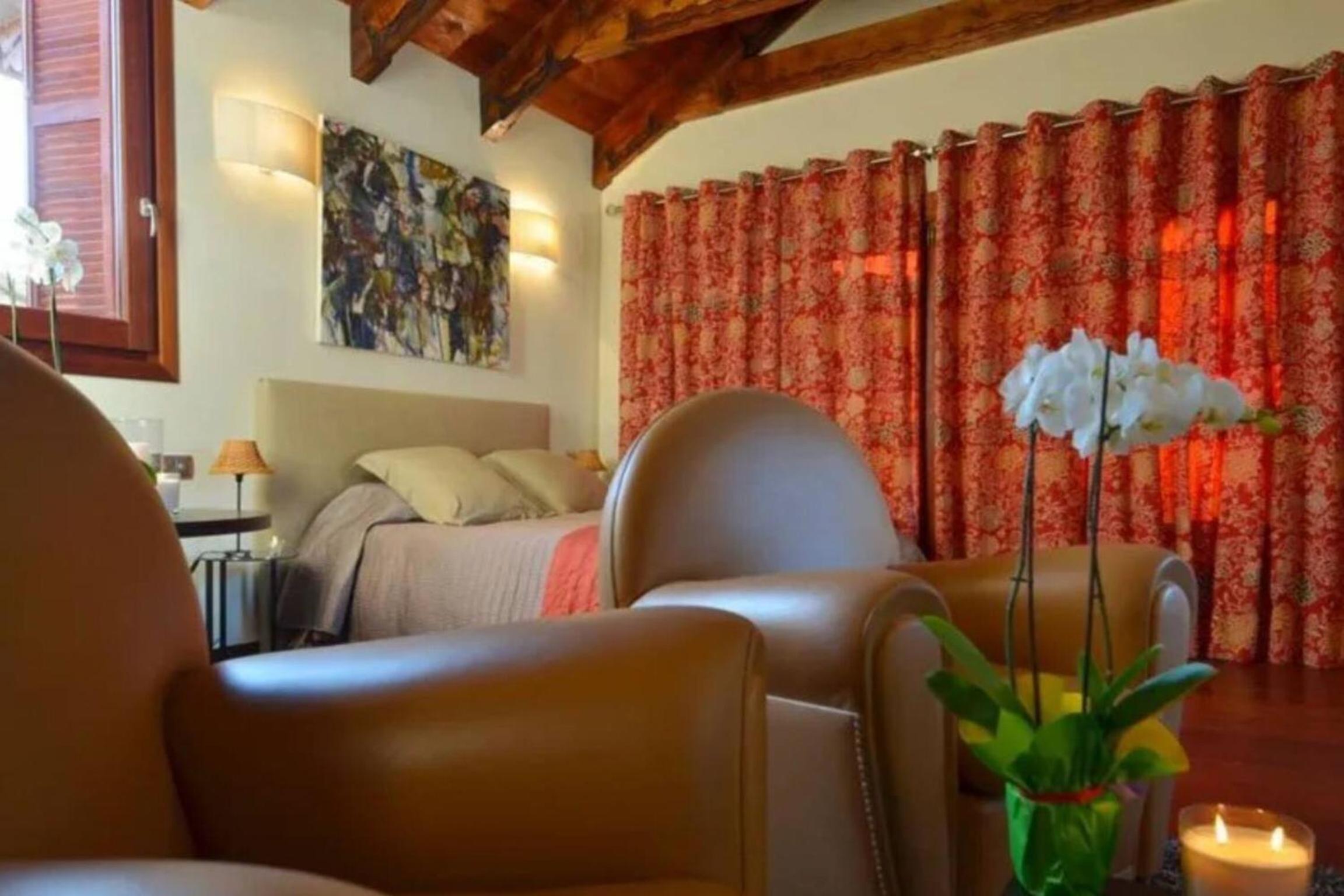 Romantic retreat with jacuzzi in Boltana
