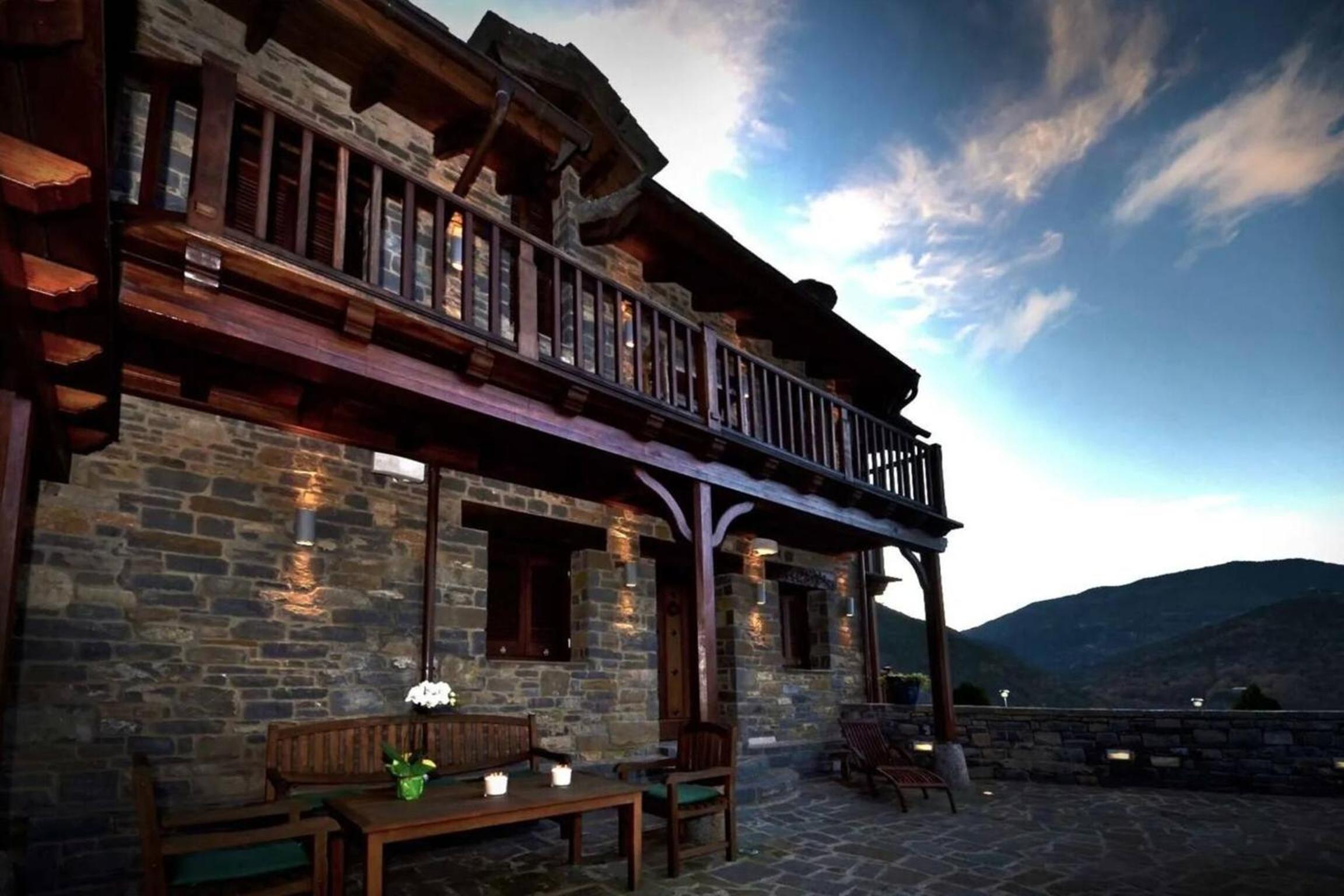 Romantic retreat with jacuzzi in Boltana