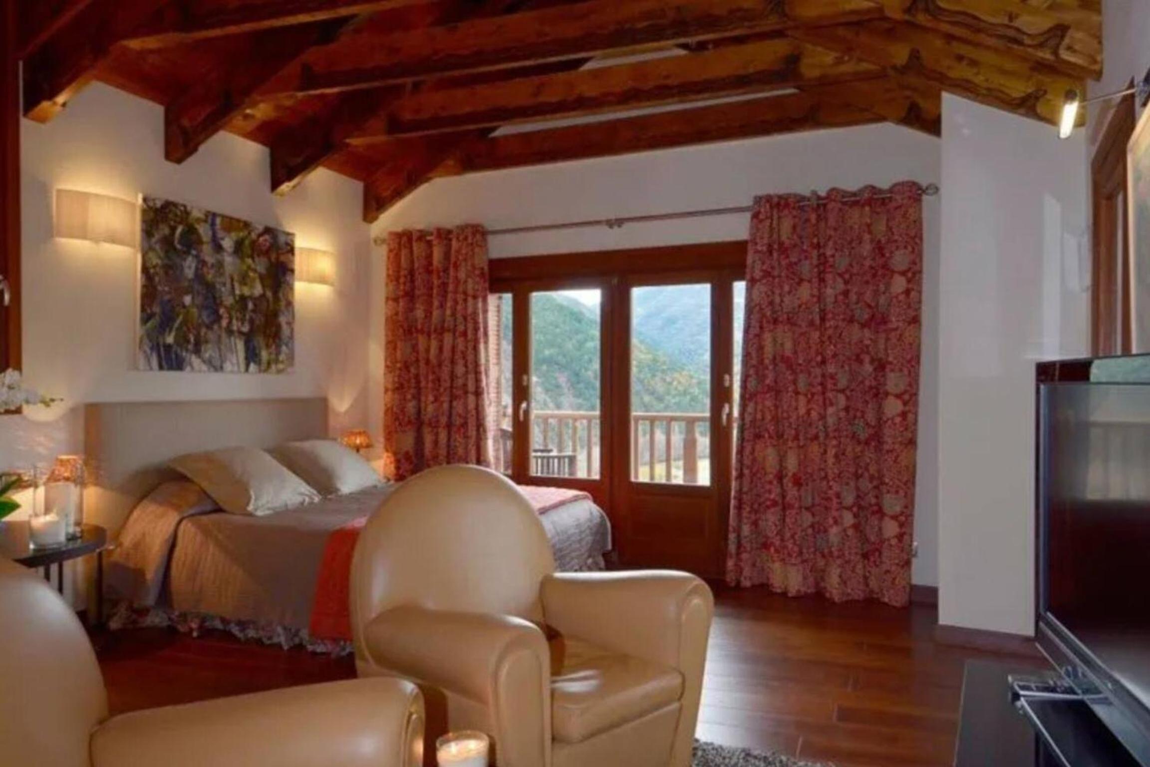 Romantic retreat with jacuzzi in Boltana