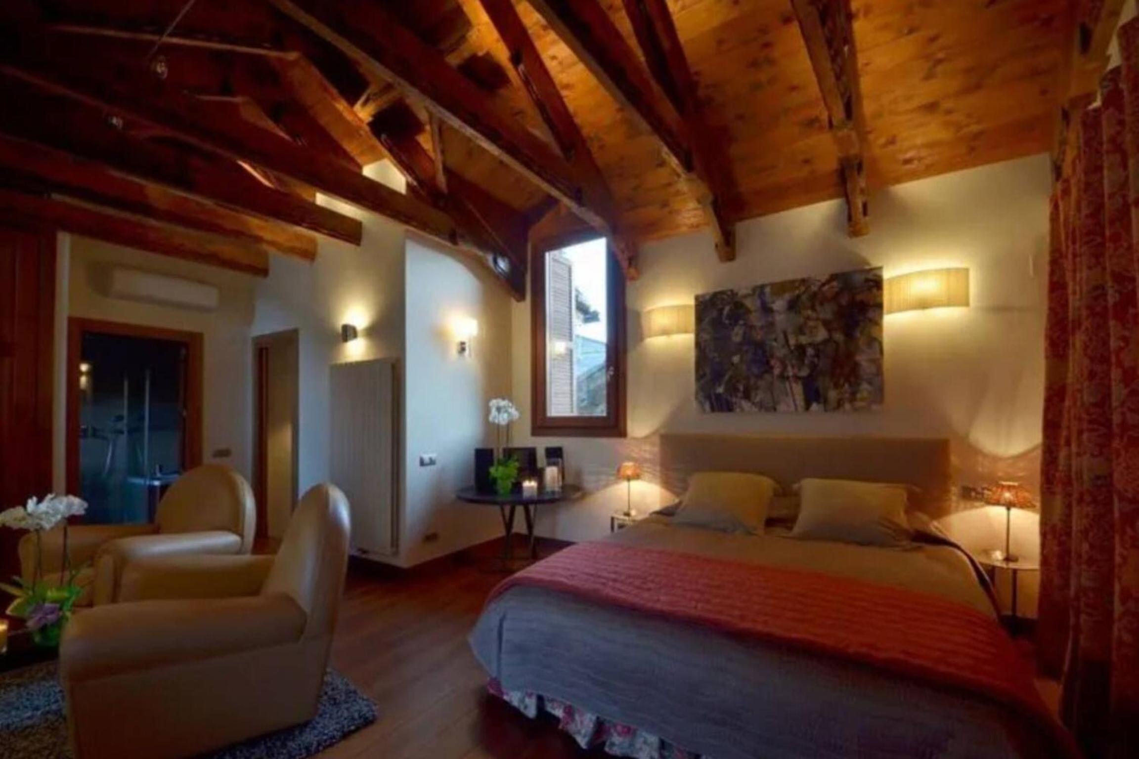 Romantic retreat with jacuzzi in Boltana