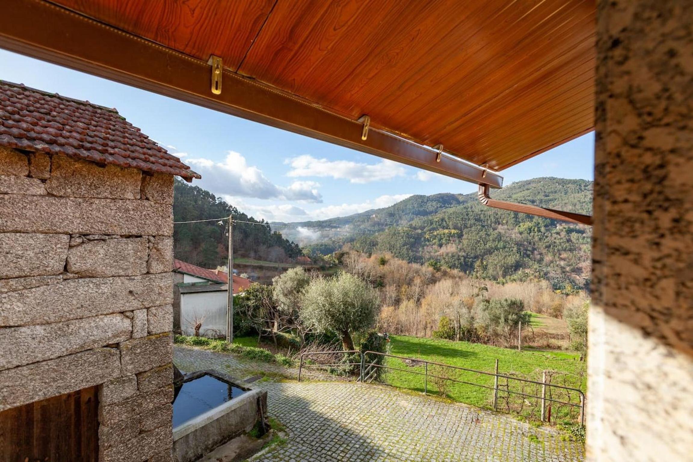 Cosy House near Soengas with Fireplace view 2
