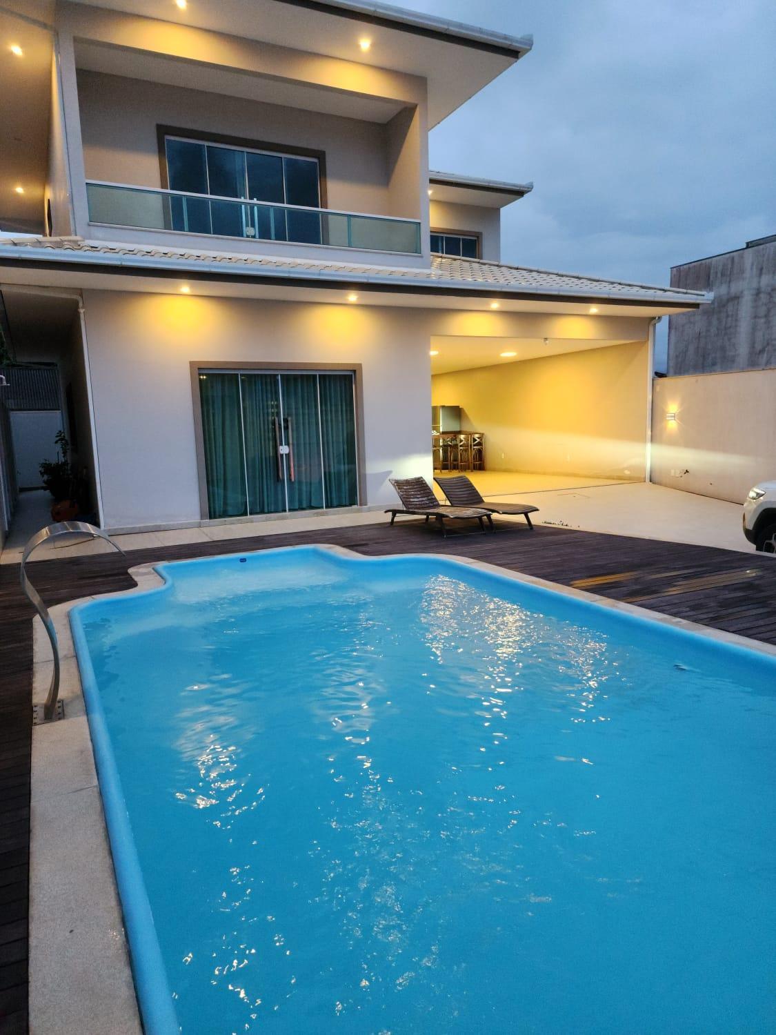 Casa de alto padrão com piscina
