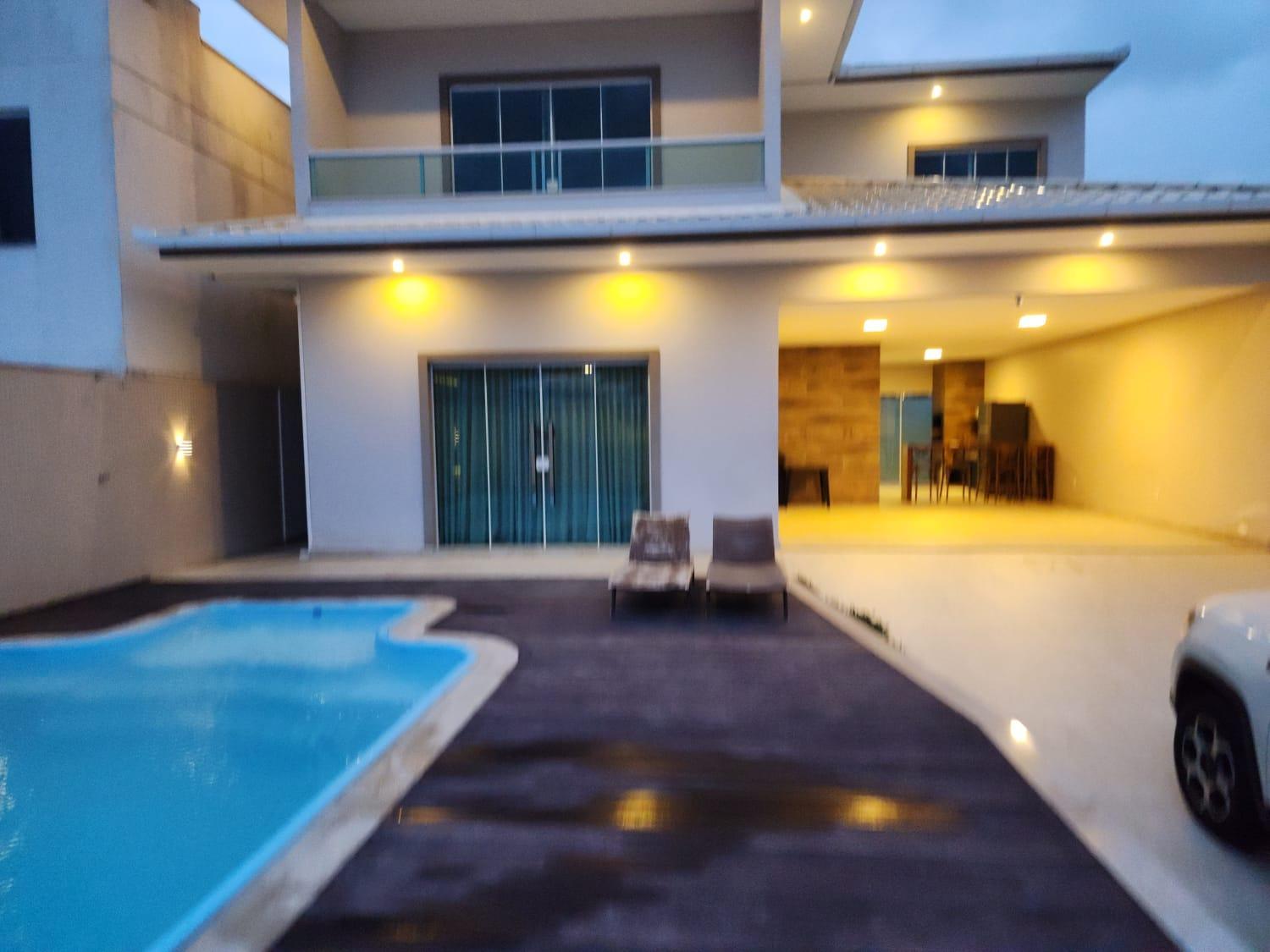 Casa de alto padrão com piscina