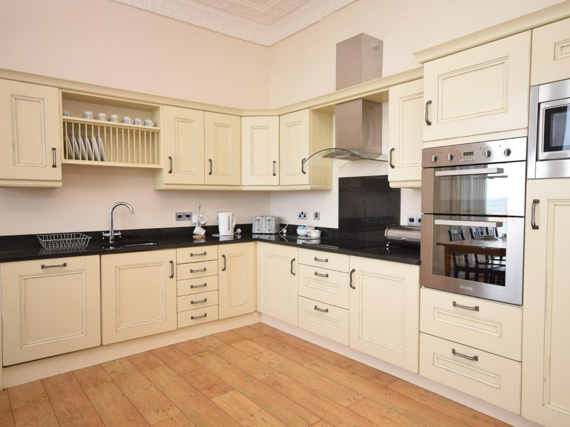 2 Bed in Ilfracombe oc-oedge view 5