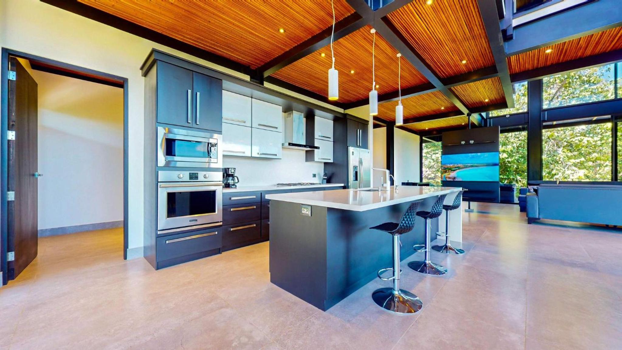 Odyssey Villa, 3 bedrooms with Pool!