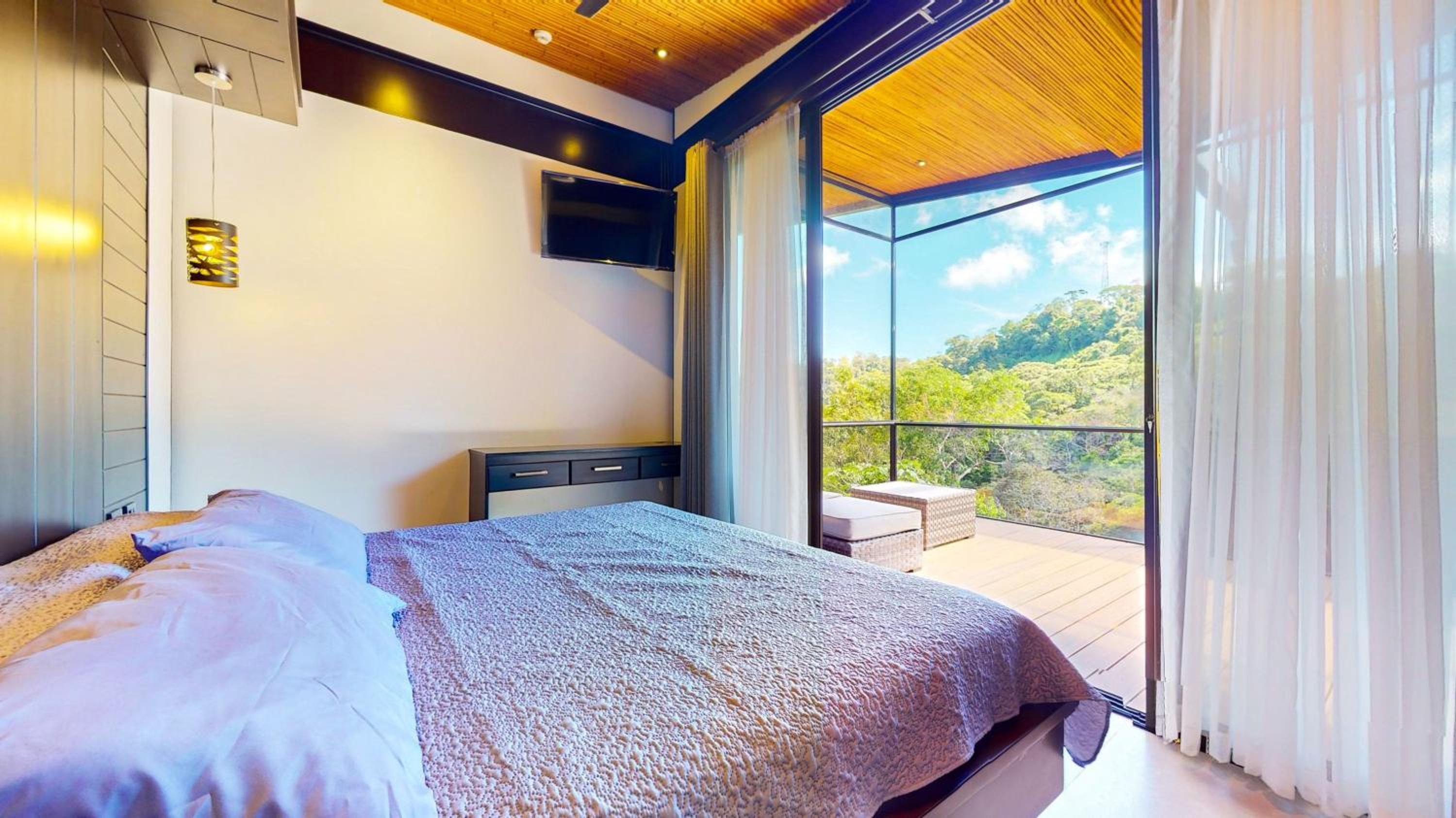 Odyssey Villa, 3 bedrooms with Pool!