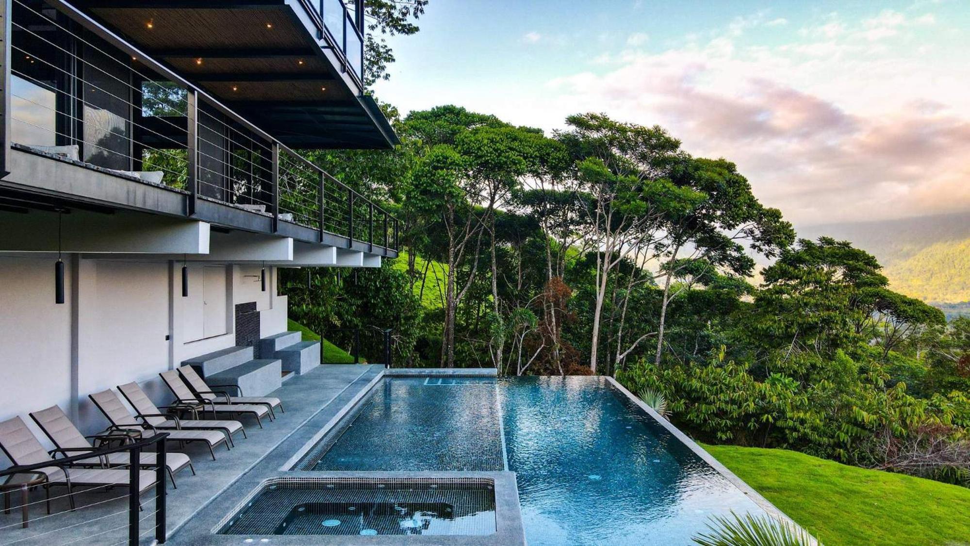 Odyssey Villa, 3 bedrooms with Pool!