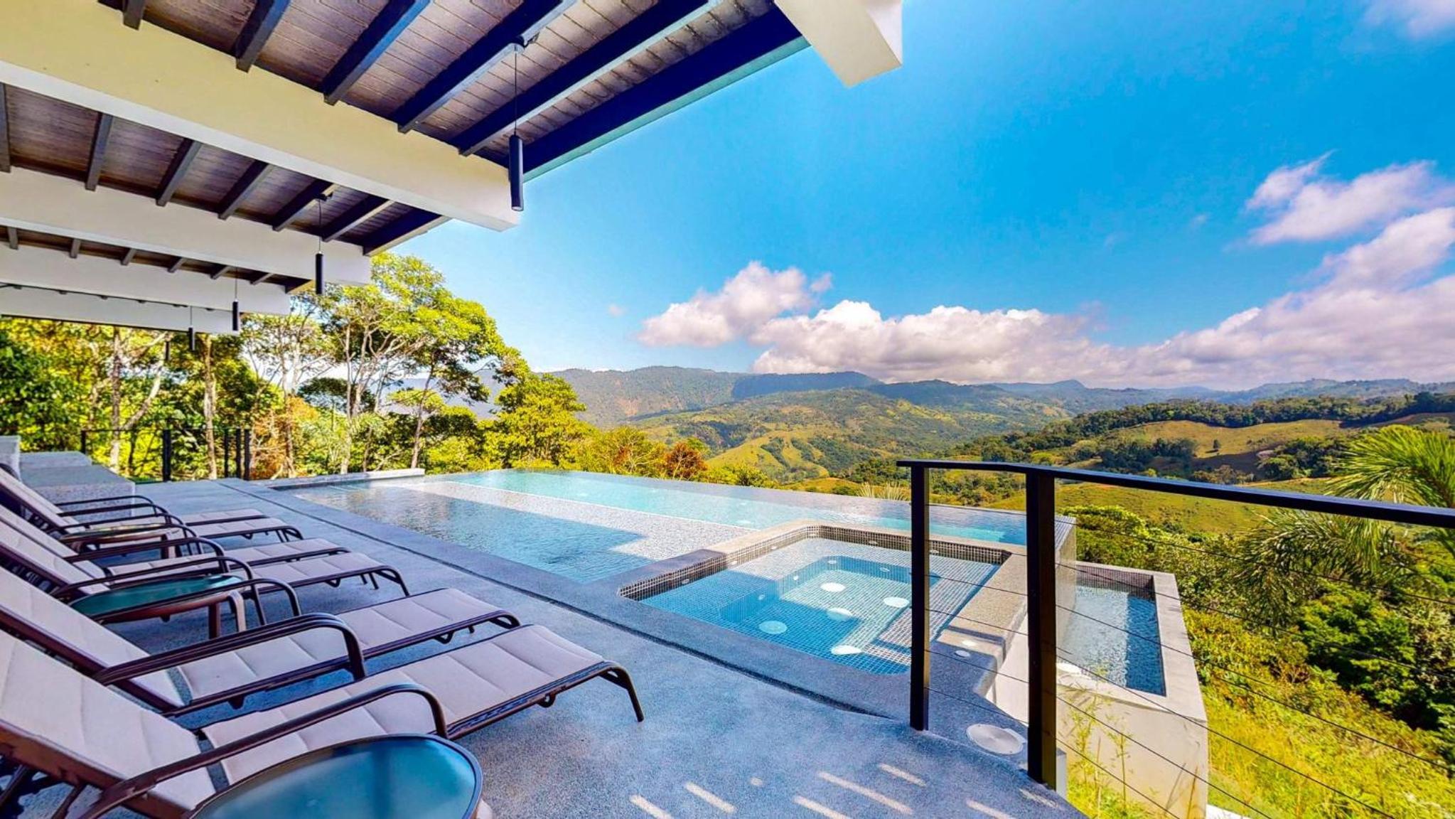Odyssey Villa, 3 bedrooms with Pool!