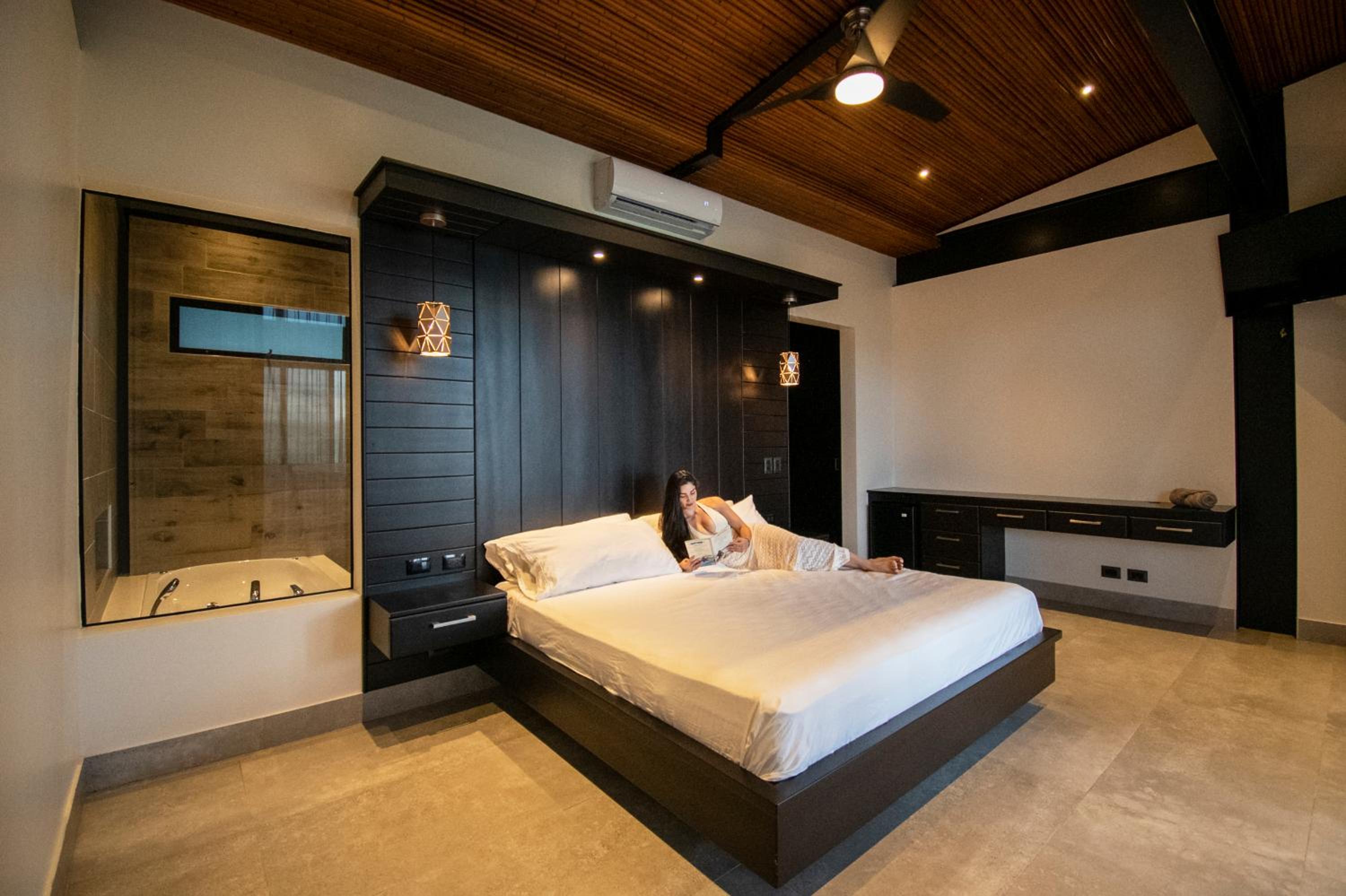 Odyssey Villa, 3 bedrooms with Pool!