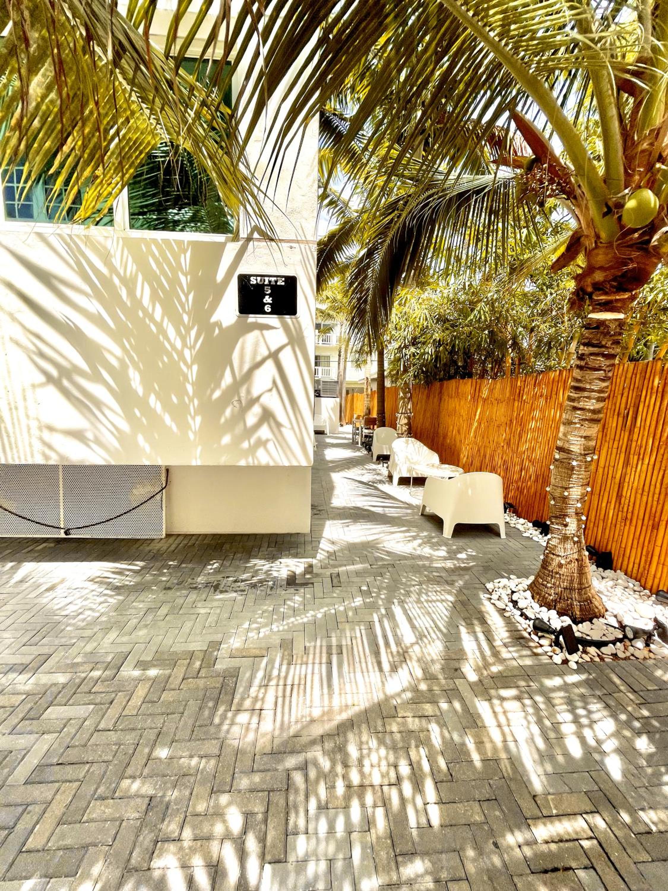 12 GUESTS LUXURIOUS SOUTH BEACH SUITE 2 view 3