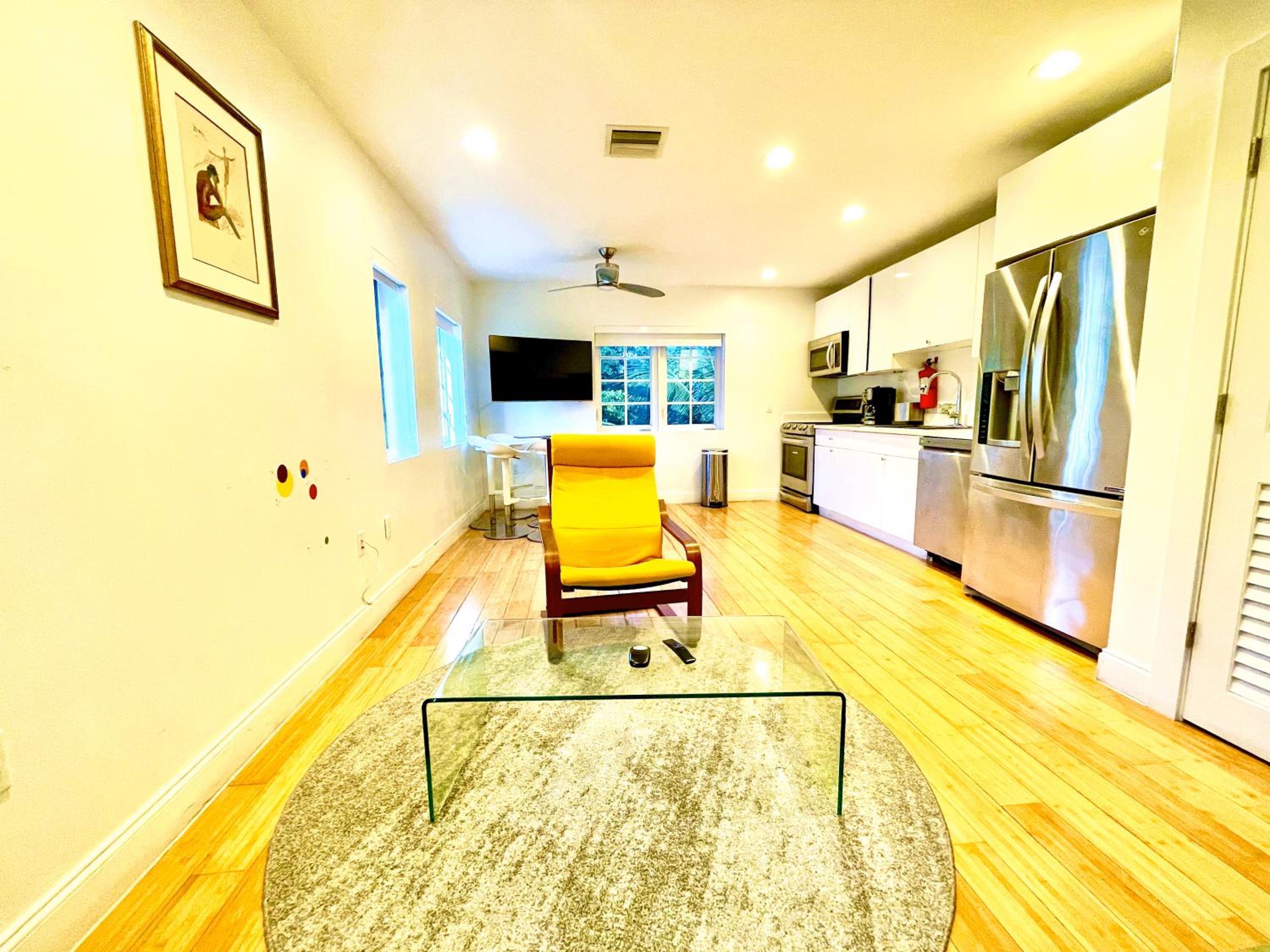 12 GUESTS LUXURIOUS SOUTH BEACH SUITE 2 view 4