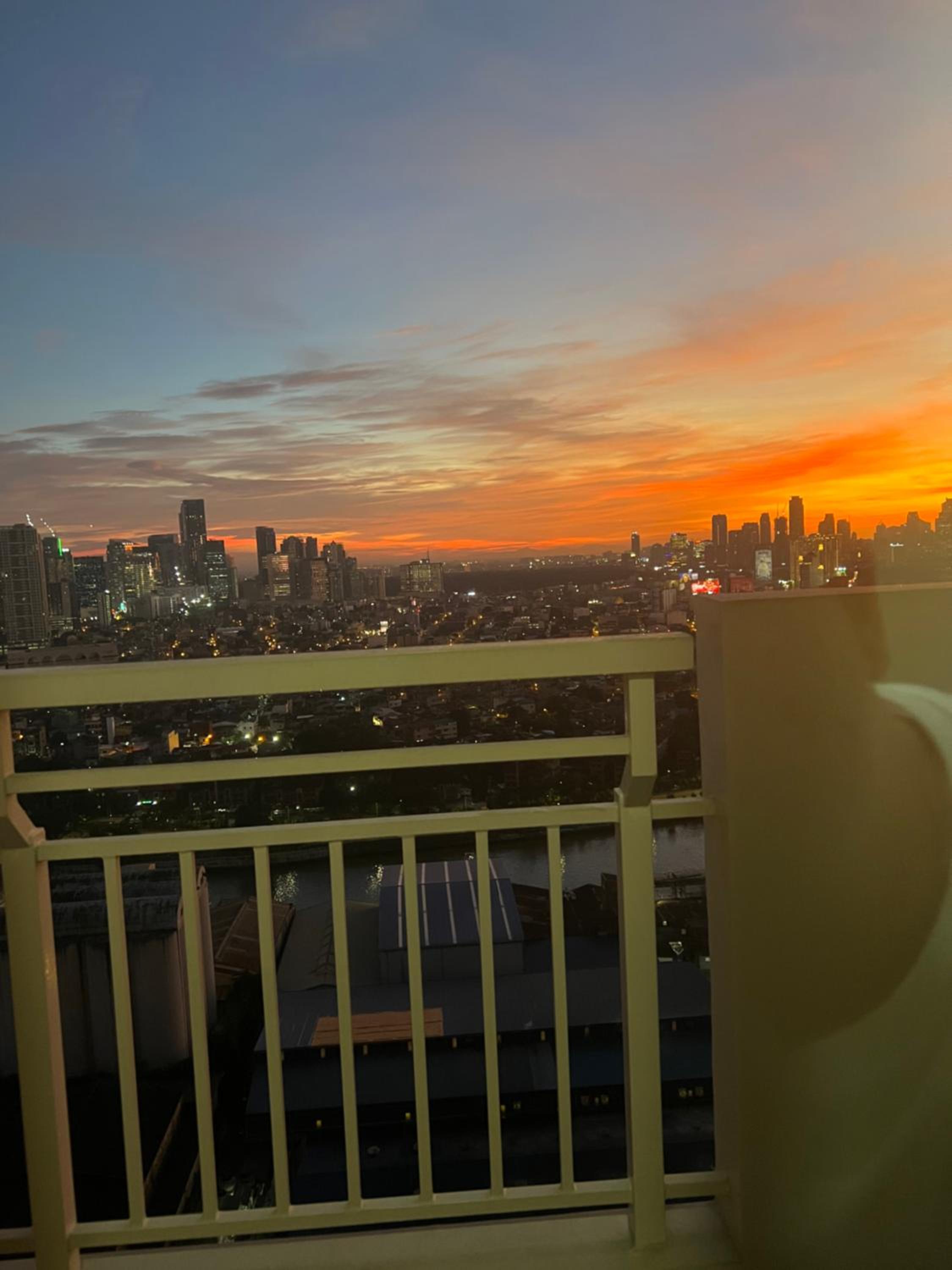 Near Bgc Ortigas 1Br Wi-Fi Netflix balcony skyline