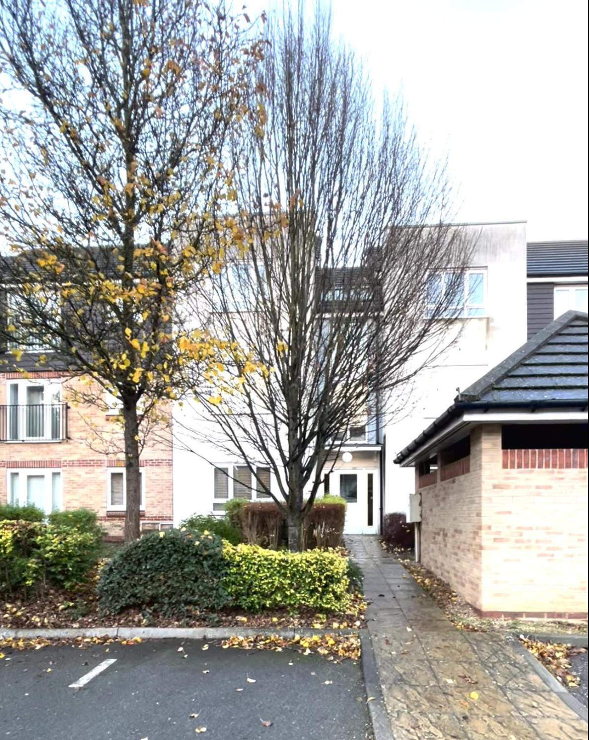 Windsor to Heathrow spacious 2 Bedroom 2 Bath Apartment with Parking - Langley village Elizabeth Line to London, Reading, Oxford view 2
