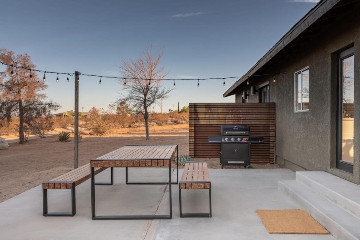 Dagger Tree Oasis l Integratron 5Bed and Cowboy Pool view 4