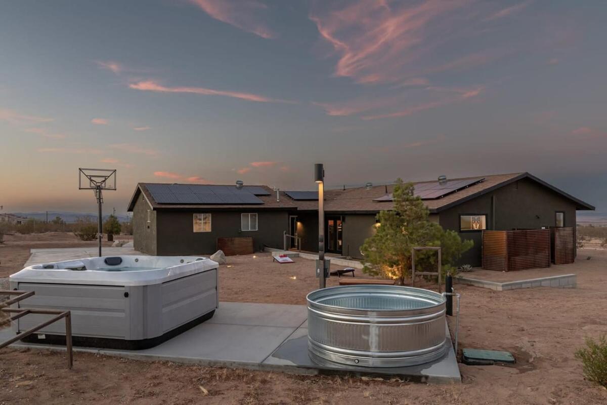 Dagger Tree Oasis l Integratron 5Bed and Cowboy Pool view 3