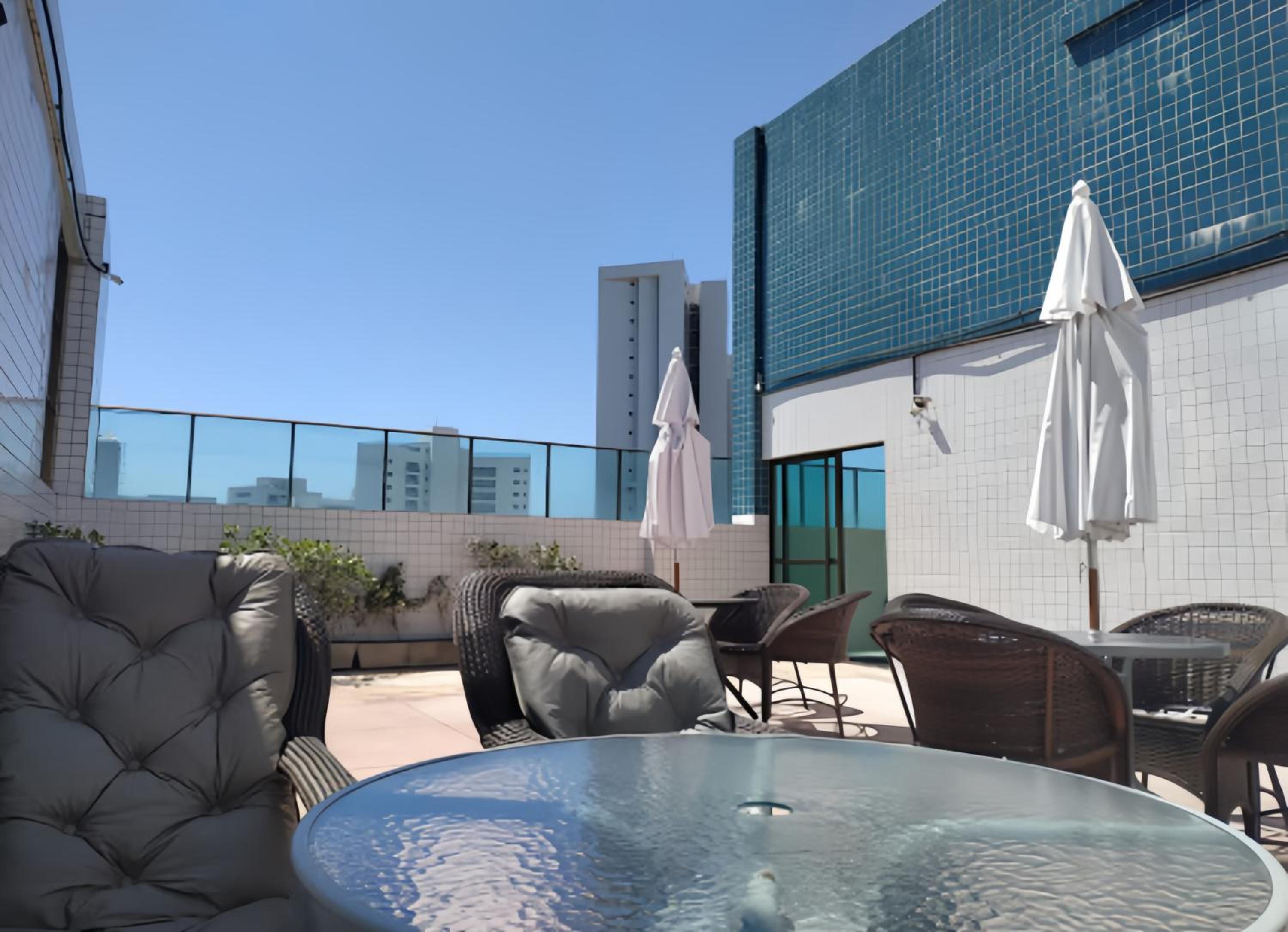 FLAT Praia Boa Viagem - Piscina no ROFTOP - Garagem & WIFI - REFORMADO - Ar condicionado - 24H CHECK IN - Shopping Recife - Enxoval Incluso