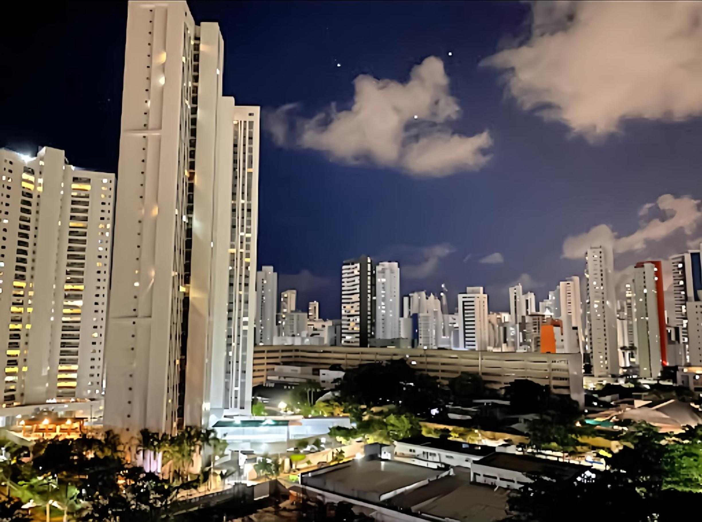 FLAT Praia Boa Viagem - Piscina no ROFTOP - Garagem & WIFI - REFORMADO - Ar condicionado - 24H CHECK IN - Shopping Recife - Enxoval Incluso