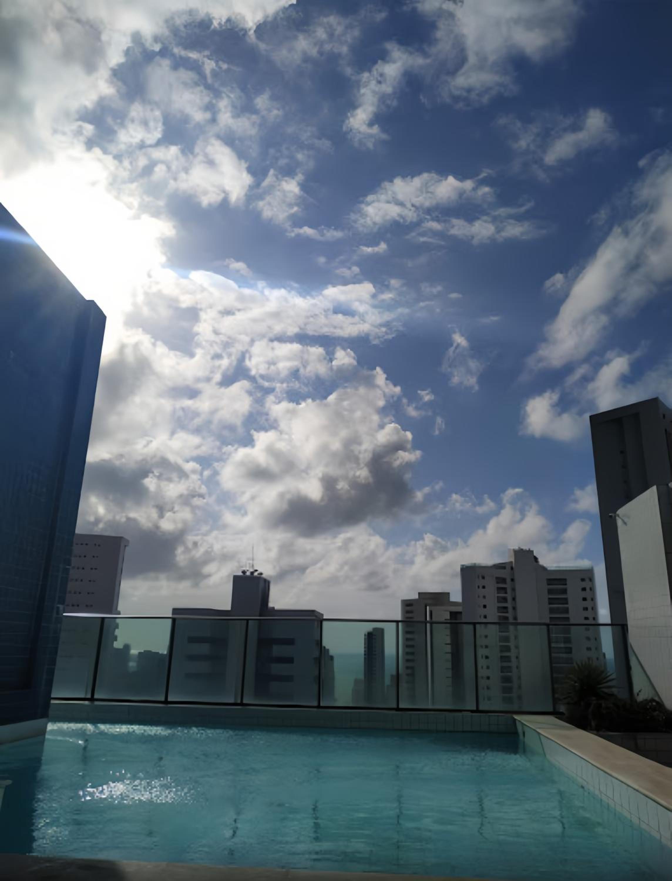 FLAT Praia Boa Viagem - Piscina no ROFTOP - Garagem & WIFI - REFORMADO - Ar condicionado - 24H CHECK IN - Shopping Recife - Enxoval Incluso