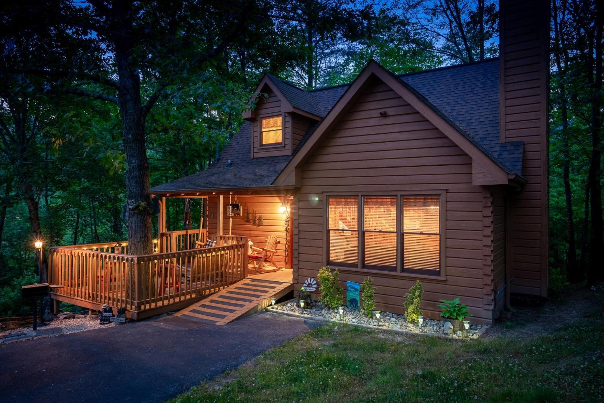 Hotel New Ada Accessible, Hot Tub, Cozy Family Getaway