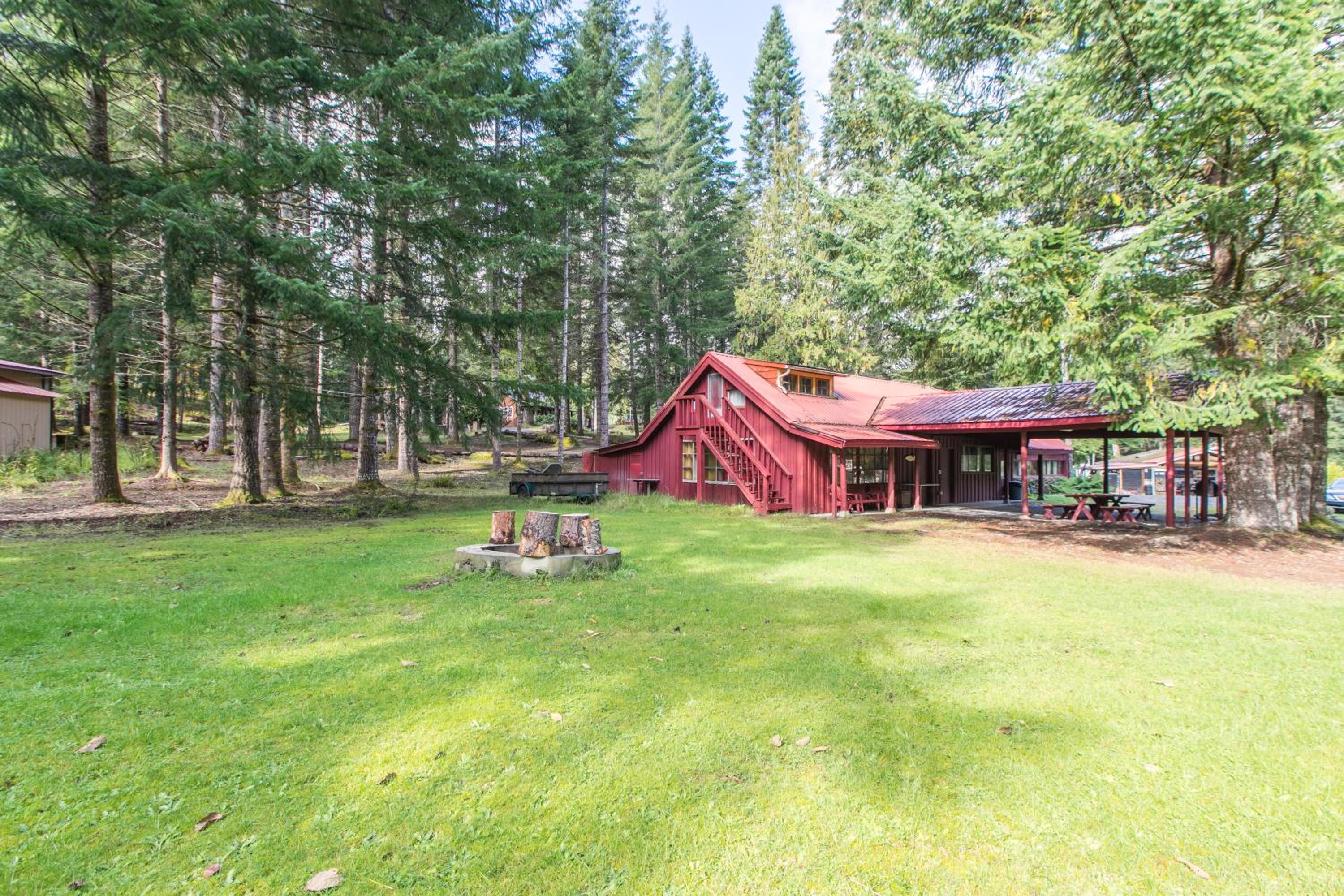 Front Lodge at Rainier Lodge, 1 min drive to Mt Rainier entrance view 5