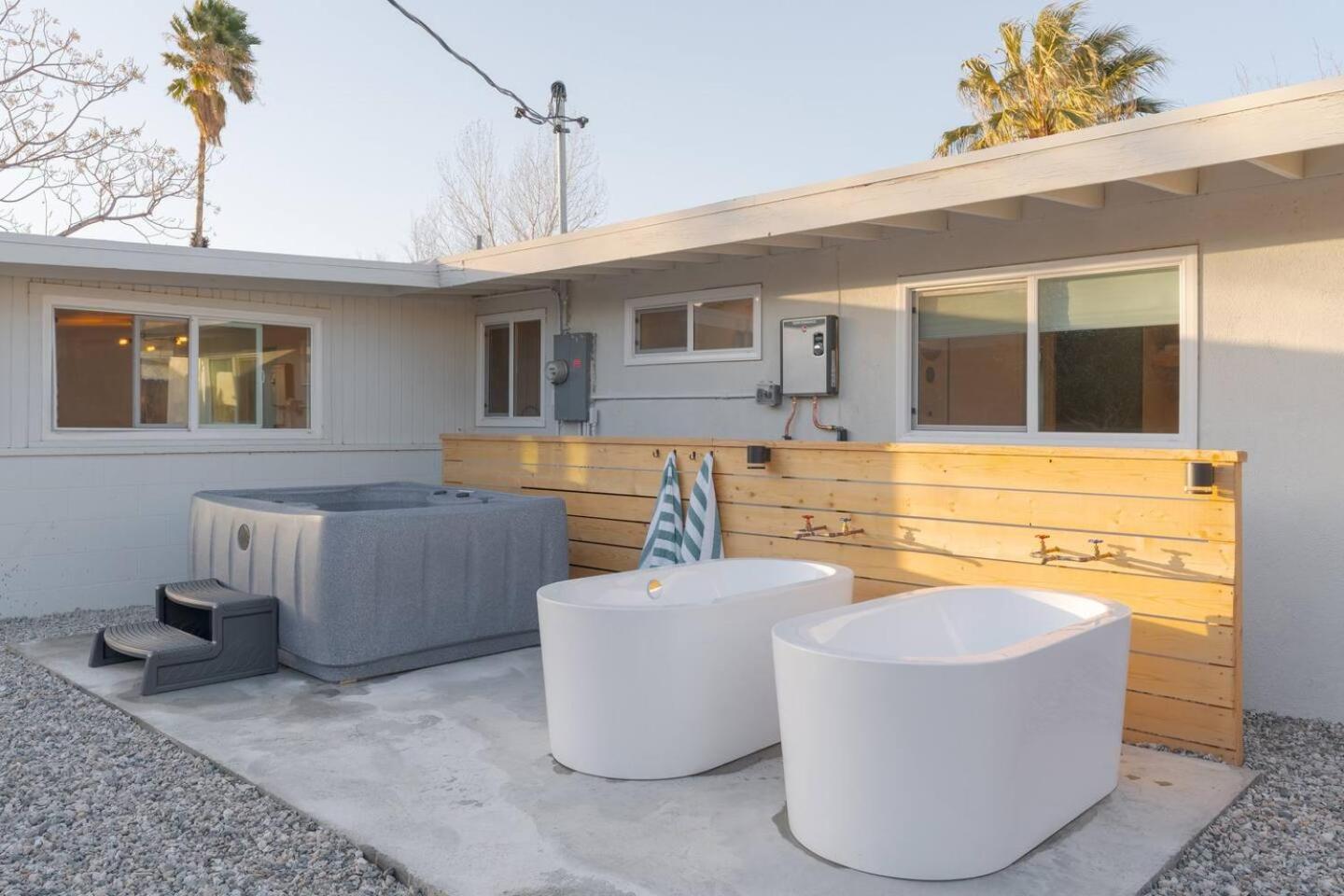 The Palms Peaceful Stylish Outdoor Bathtub & Spa