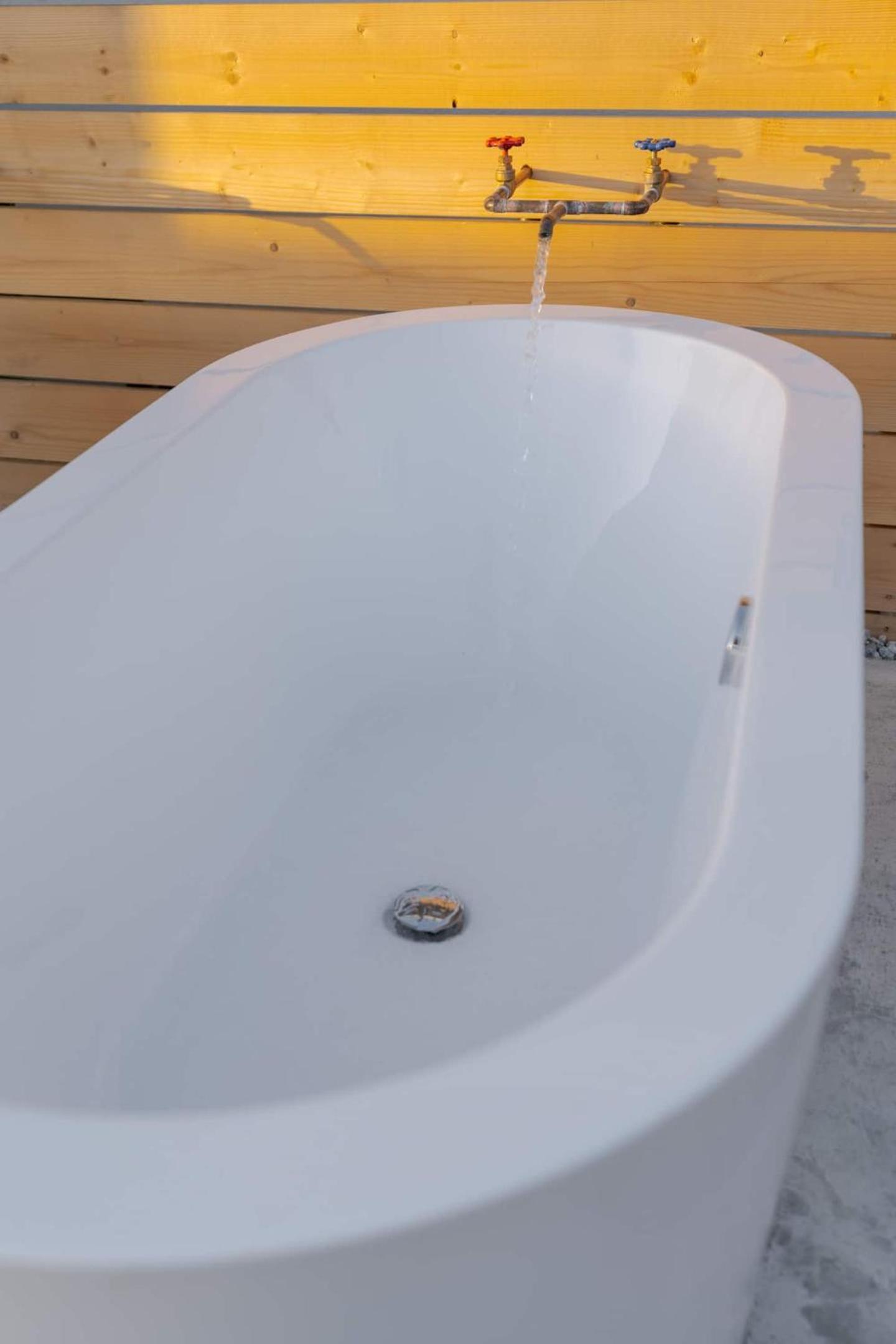 The Palms Peaceful Stylish Outdoor Bathtub & Spa