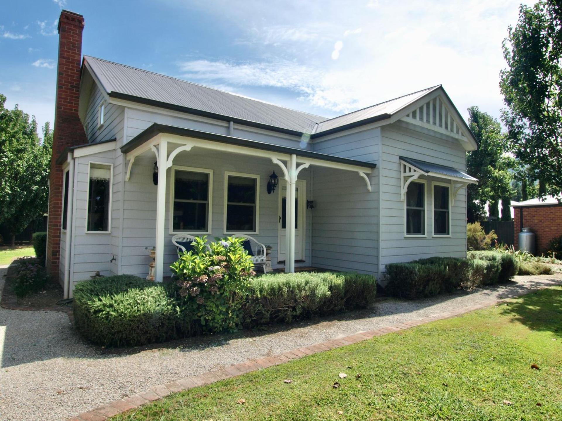 Collins Cottage - Luxury Accommodation