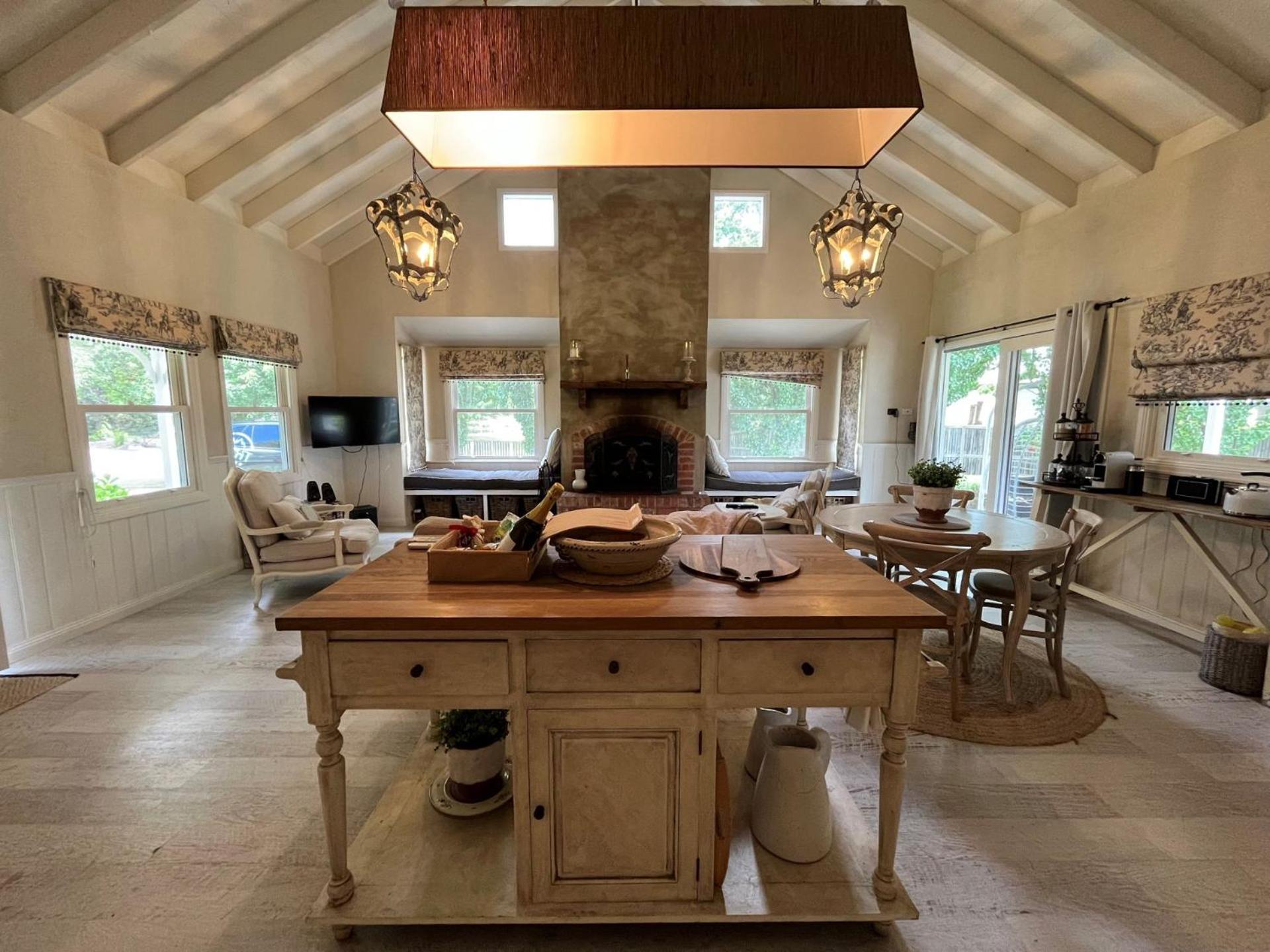 Collins Cottage - Luxury Accommodation