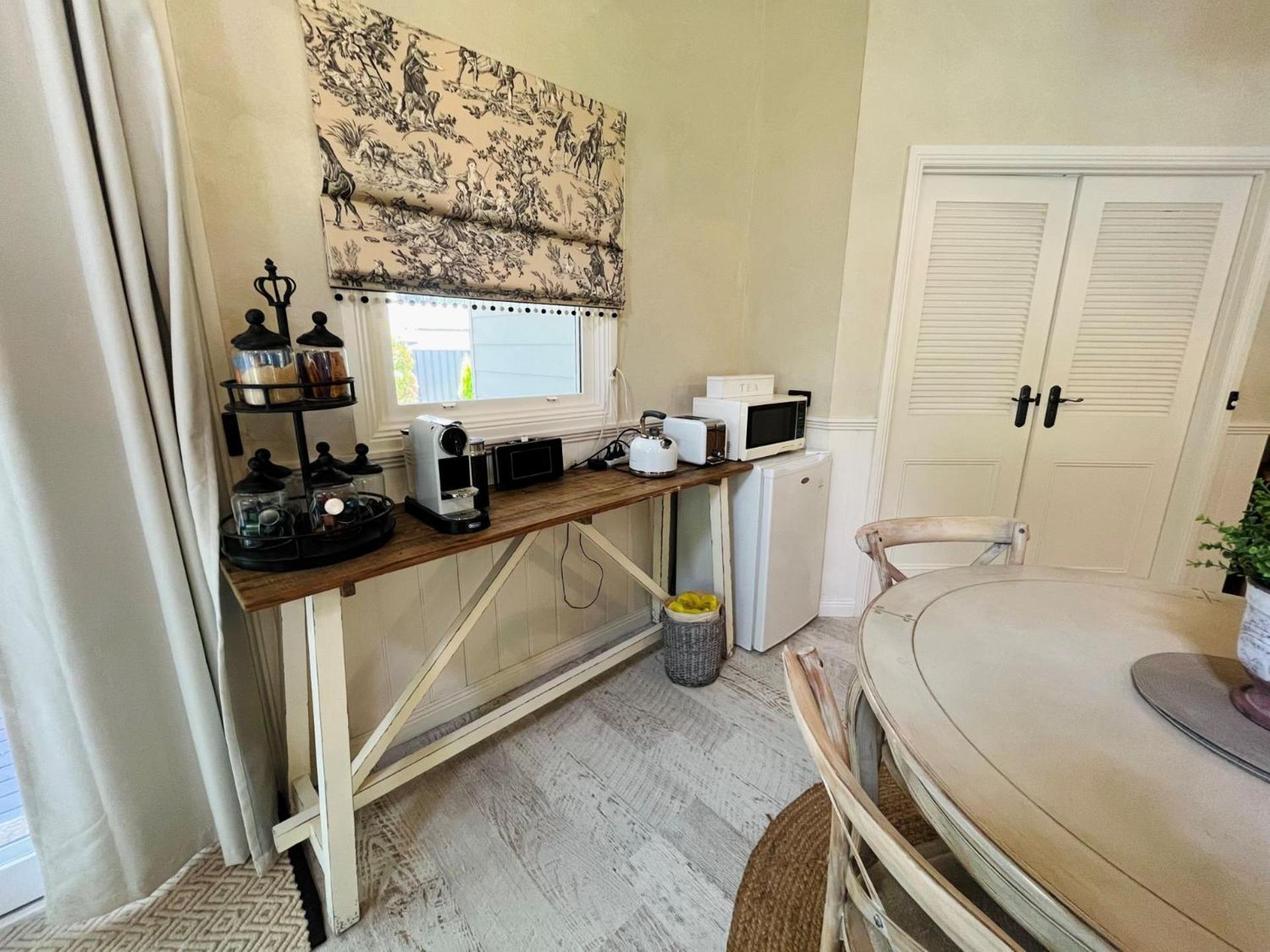 Collins Cottage - Luxury Accommodation