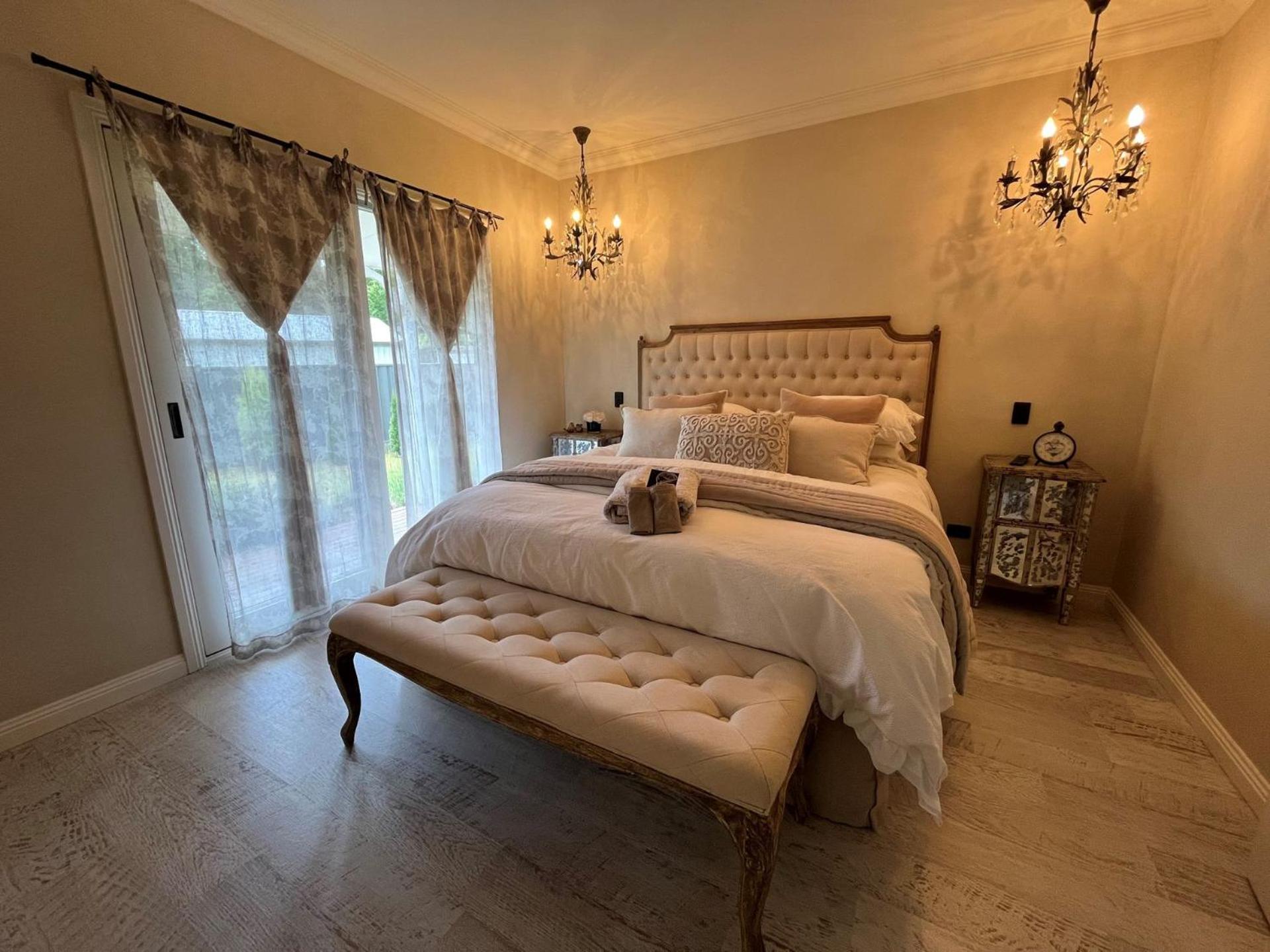 Collins Cottage - Luxury Accommodation