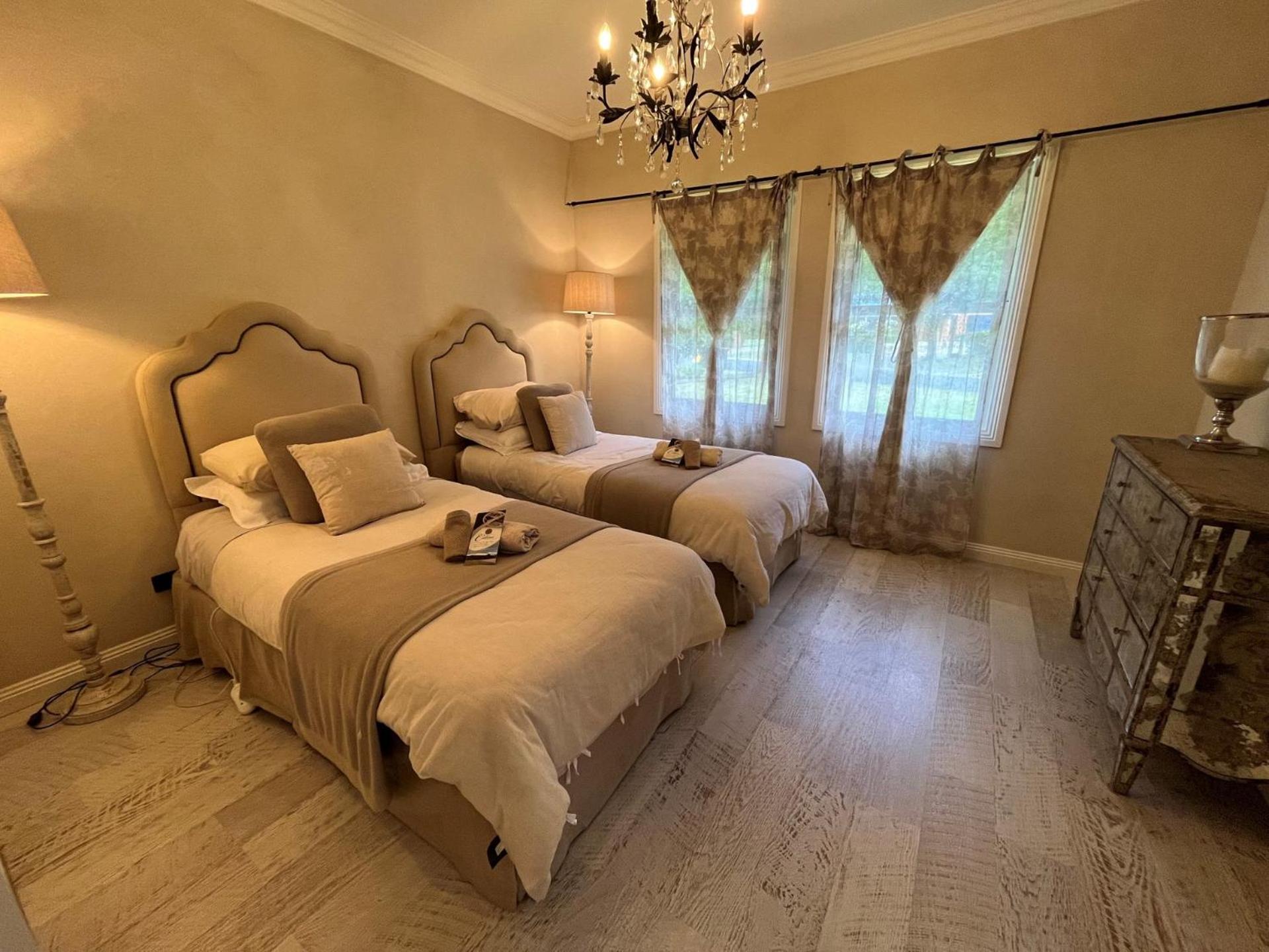 Collins Cottage - Luxury Accommodation