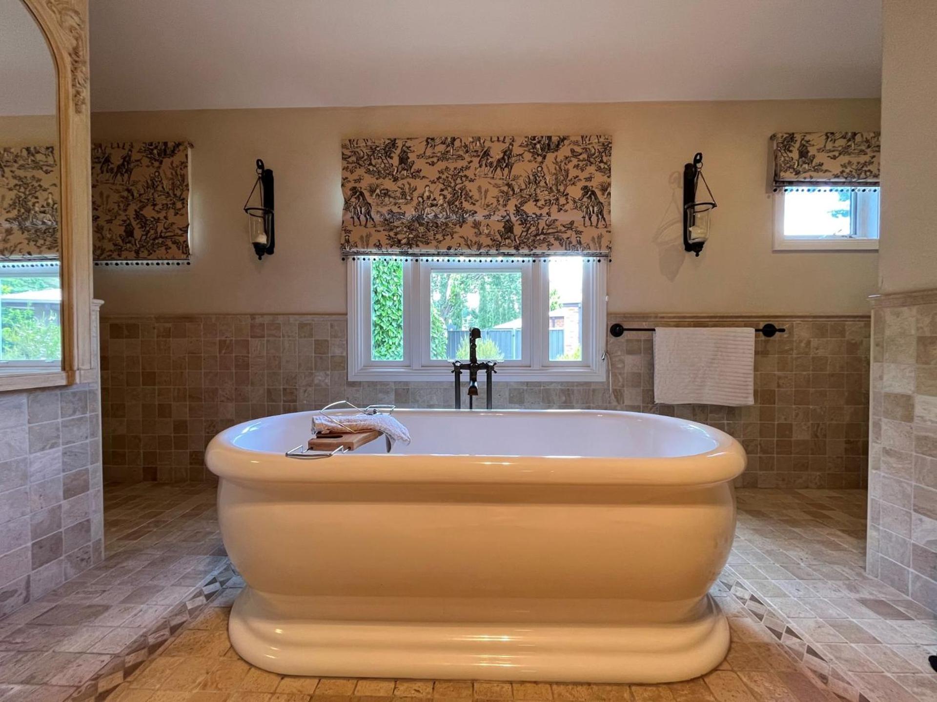Collins Cottage - Luxury Accommodation