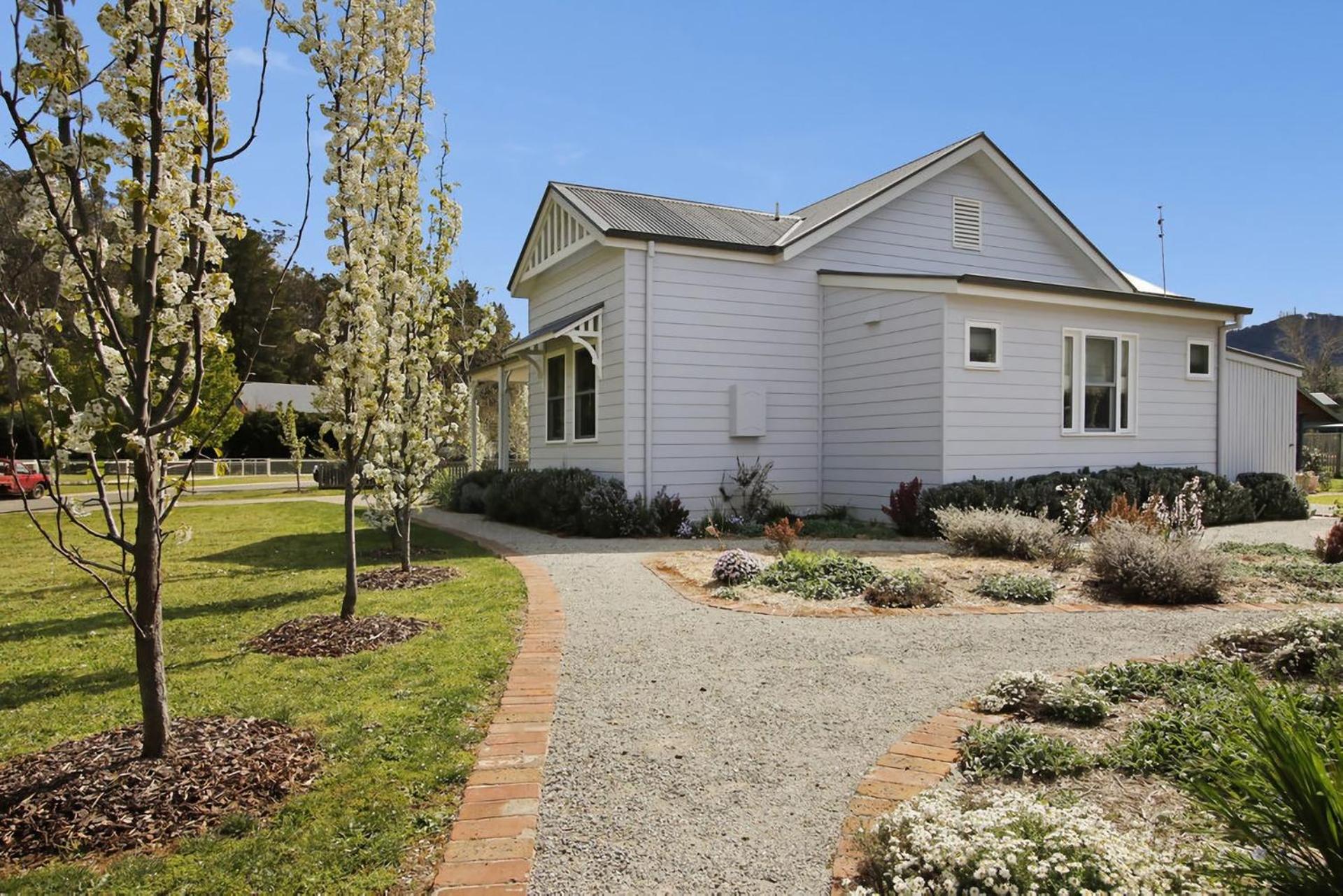 Collins Cottage - Luxury Accommodation