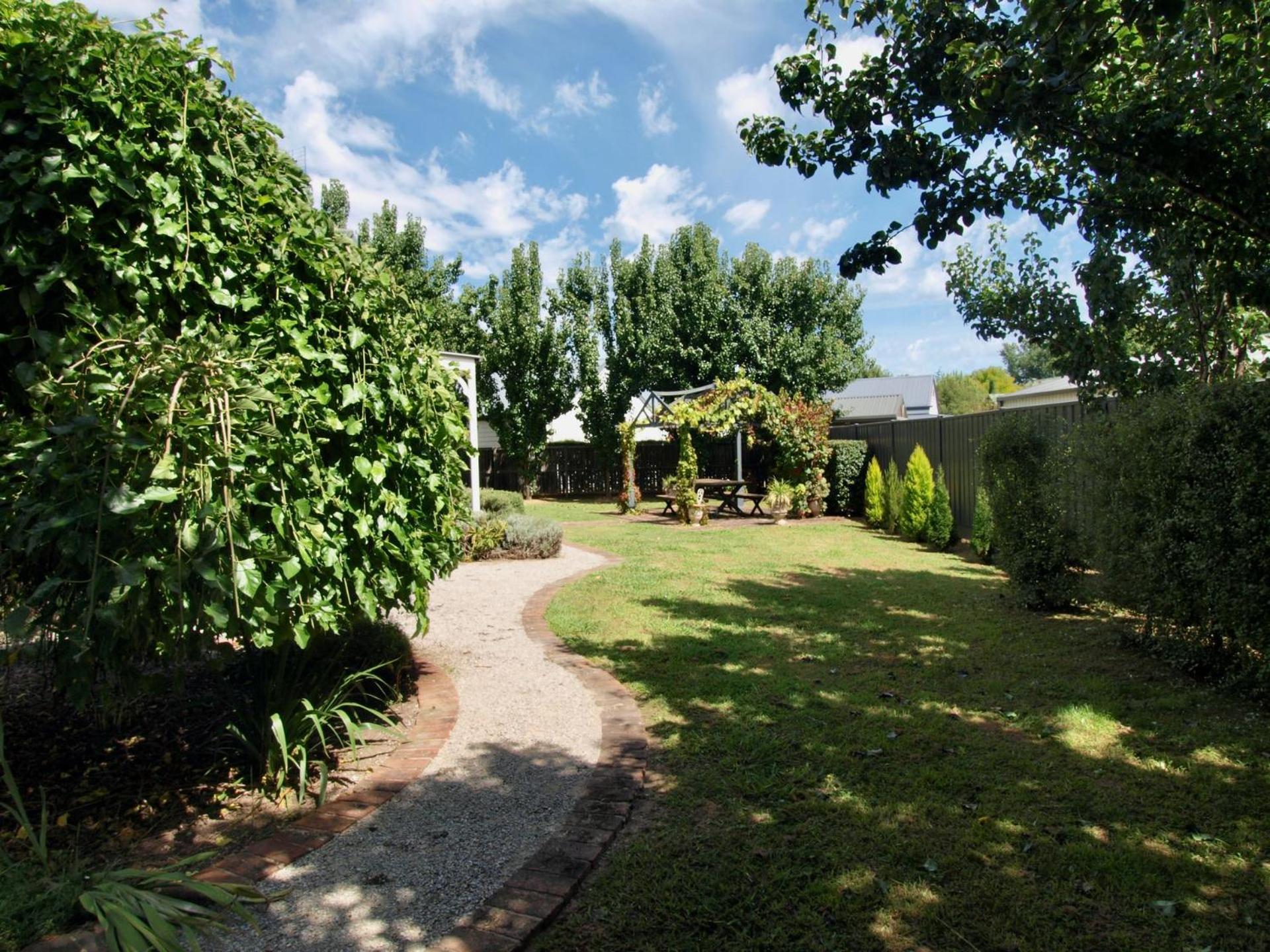 Collins Cottage - Luxury Accommodation
