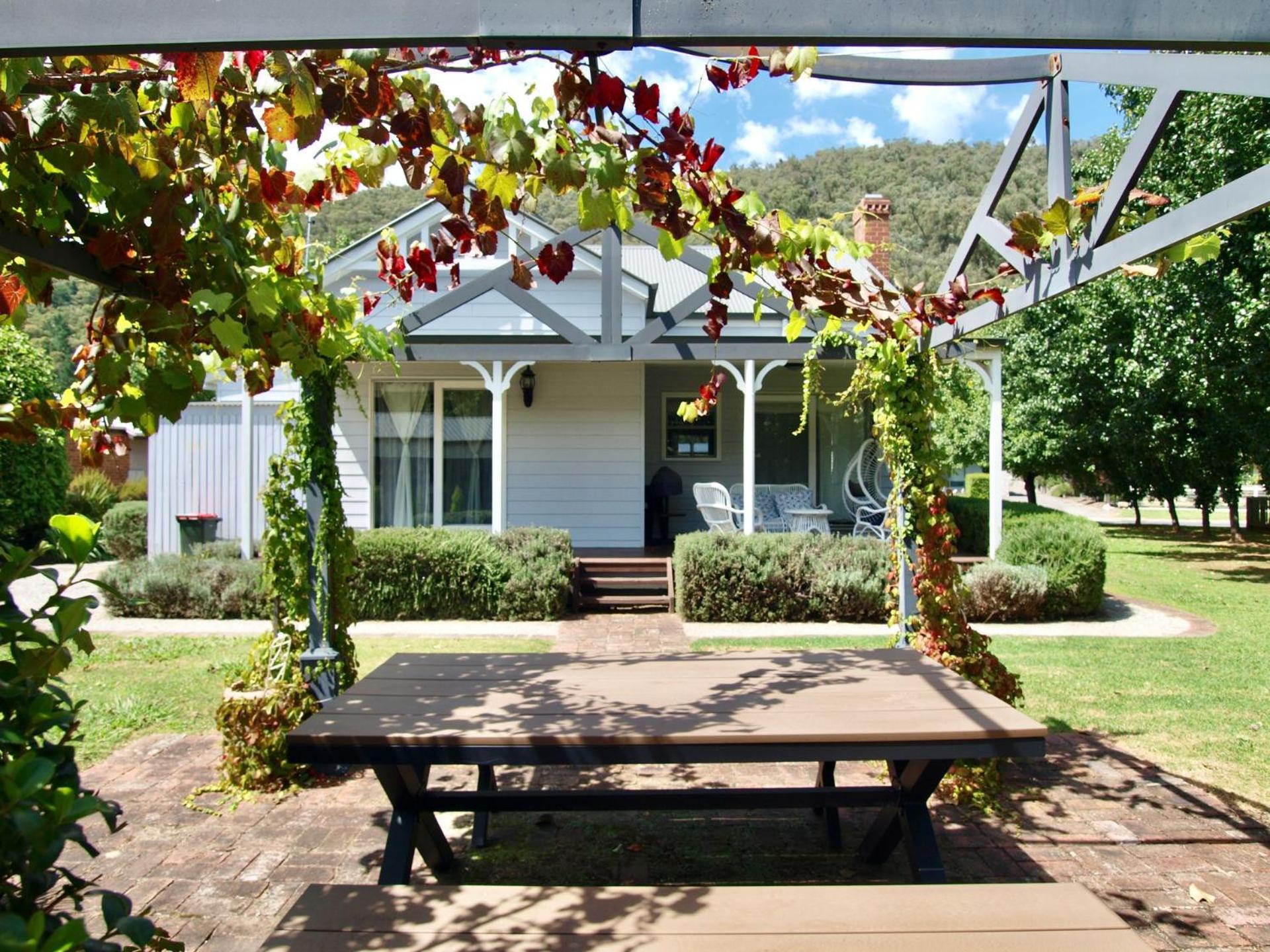 Collins Cottage - Luxury Accommodation