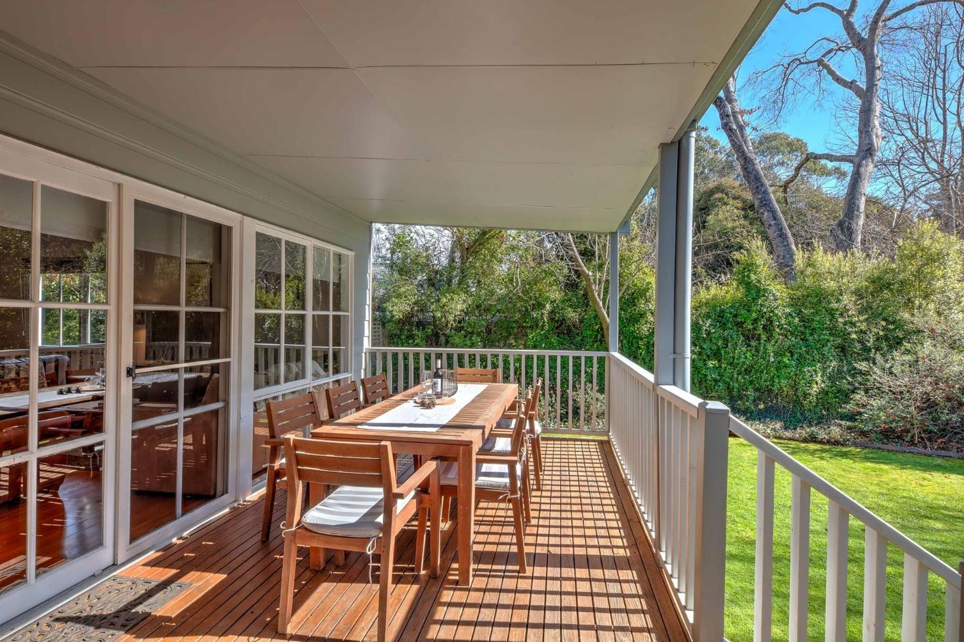 Corinda Cottage - 4 bedroom pet friendly five minute walk to town and Ovens River.