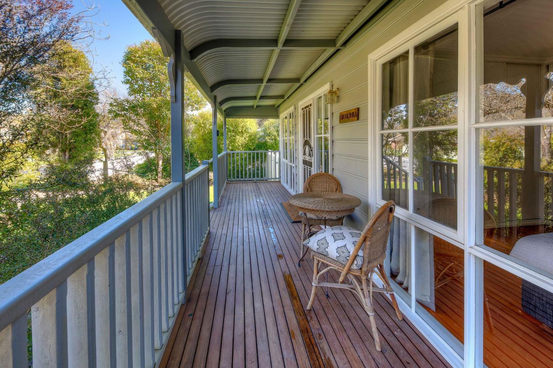 Corinda Cottage - 4 bedroom pet friendly five minute walk to town and Ovens River.